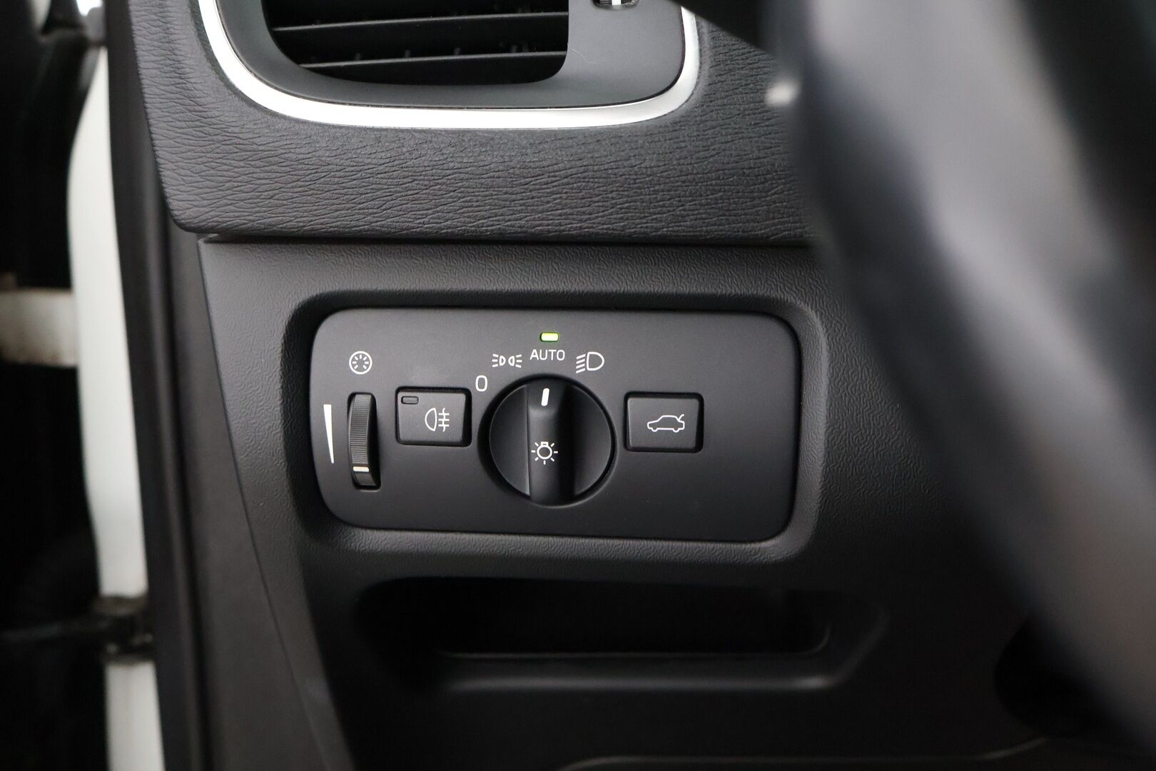 Volvo V40 2014 D2 Business aut * Suomiauto / Webasto / Merkkihuollettu / Xenon / Vakkari / Ei AdBlue - 2x Hyvät renkaat / Upeasti huollettu / Juuri tullut Tampereelle!