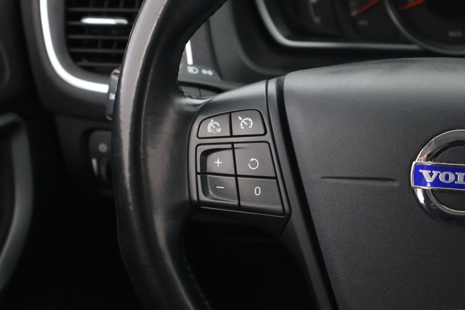 Volvo V40 2014 D2 Business aut * Suomiauto / Webasto / Merkkihuollettu / Xenon / Vakkari / Ei AdBlue - 2x Hyvät renkaat / Upeasti huollettu / Juuri tullut Tampereelle! - Osta nyt, maksa vasta ensi vuonna