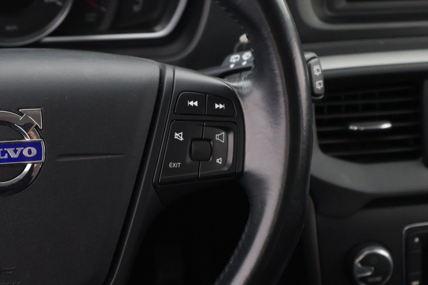 Volvo V40 2014 D2 Business aut * Suomiauto / Webasto / Merkkihuollettu / Xenon / Vakkari / Ei AdBlue - 2x Hyvät renkaat / Upeasti huollettu / Juuri tullut Tampereelle! - Osta nyt, maksa vasta ensi vuonna