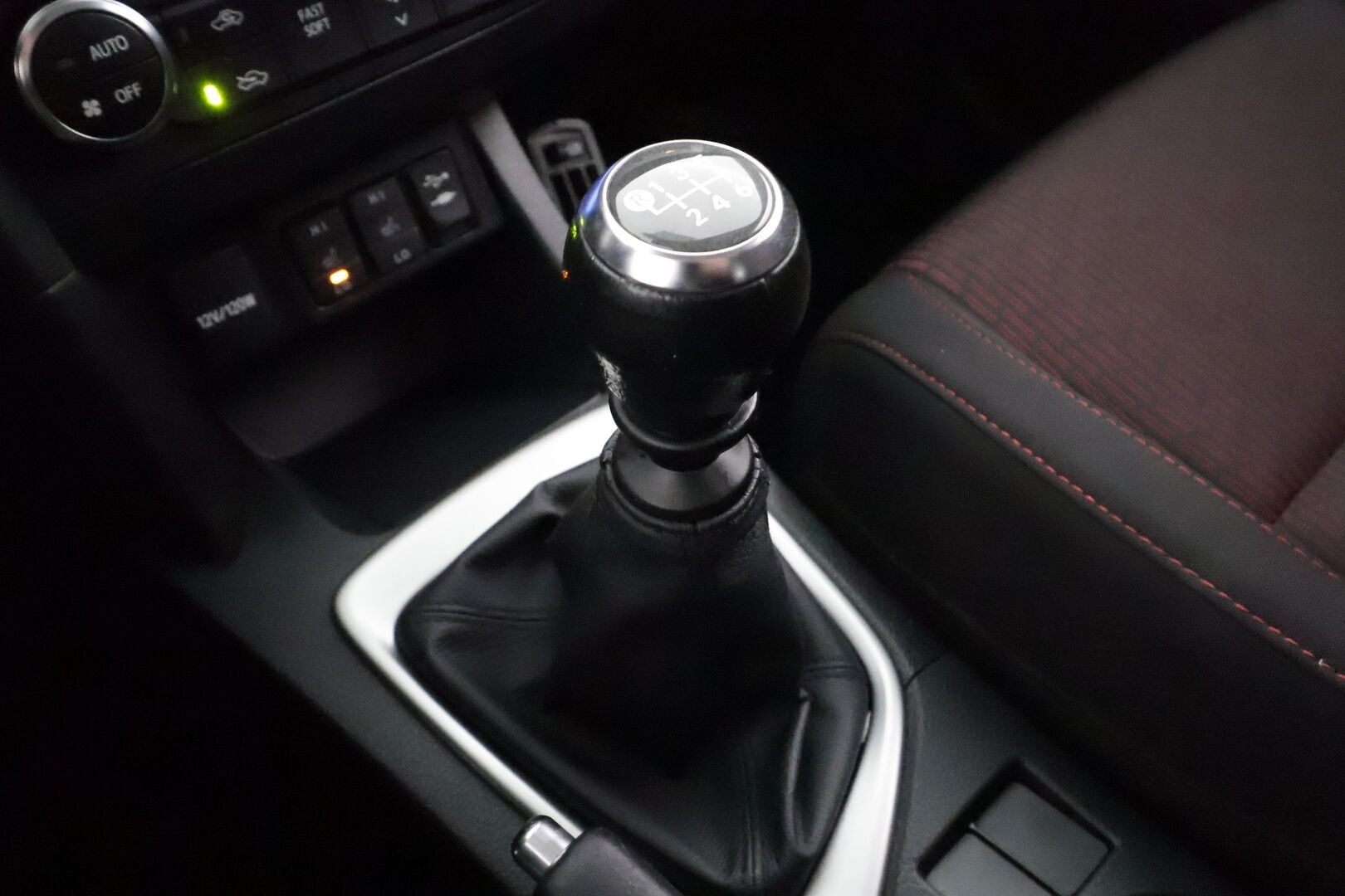 Toyota Auris 2014 Touring Sports 1,6 Valvematic Style * Vakkari / P.kamera / Navi / Lohkolämmitin / Koukku * - Suomi-auto / Kahdet renkaat aluvanteilla / Merkkihuollettu - HULLU BLACKWEEK KORKOTARJOUS 2,49%