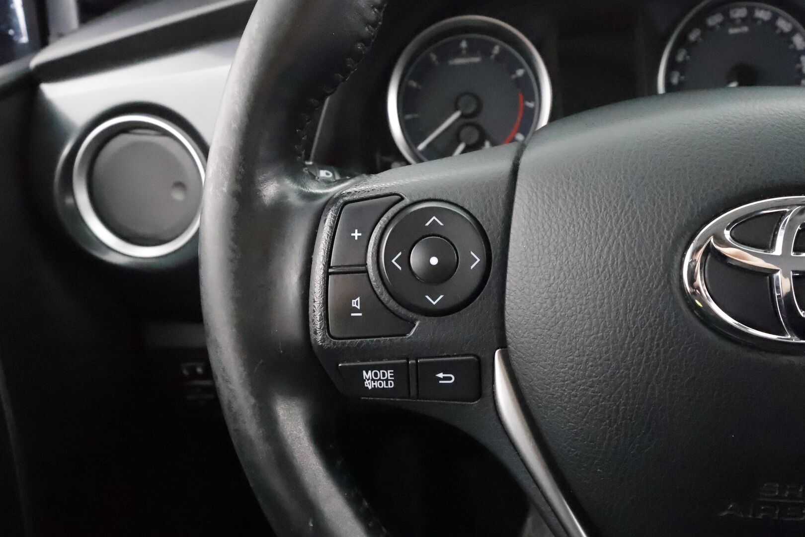 Toyota Auris 2014 Touring Sports 1,6 Valvematic Style * Vakkari / P.kamera / Navi / Lohkolämmitin / Koukku * - Suomi-auto / Kahdet renkaat aluvanteilla / Merkkihuollettu - HULLU BLACKWEEK KORKOTARJOUS 2,49%