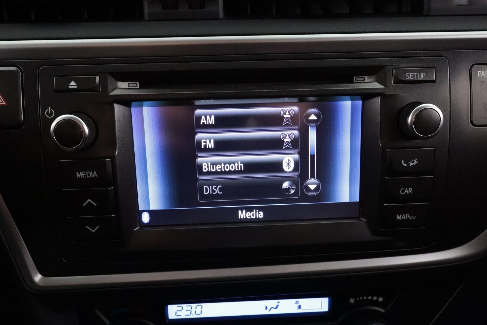 Toyota Auris 2014 Touring Sports 1,6 Valvematic Style * Vakkari / P.kamera / Navi / Lohkolämmitin / Koukku * - Suomi-auto / Kahdet renkaat aluvanteilla / Merkkihuollettu - HULLU BLACKWEEK KORKOTARJOUS 2,49%