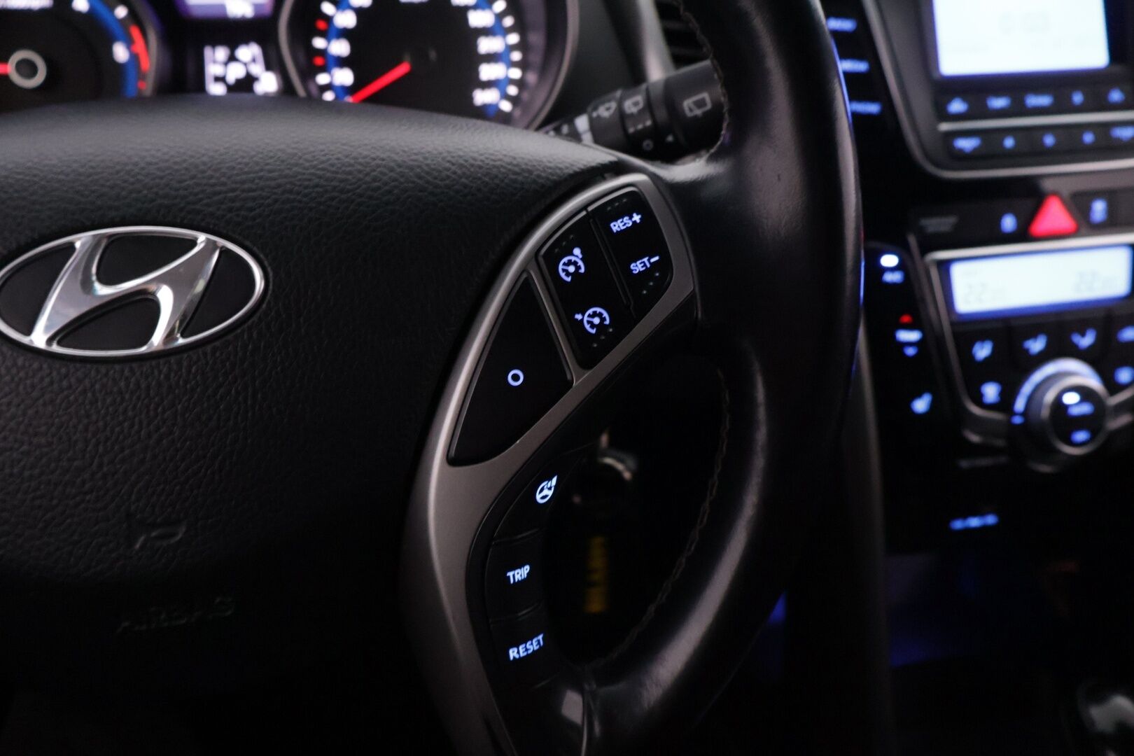 Hyundai i30 Wagon 2013 1,6 CRDi 94kW 6AT iNNOVATION *Vakkari / Lohko / Koukku / Ratinlämmitin* - Hyvin huollettu Suomiauto kaksilla renkailla!