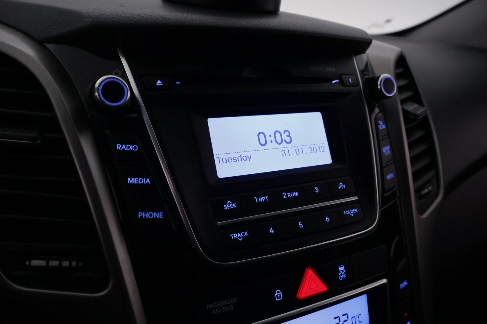 Hyundai i30 Wagon 2013 1,6 CRDi 94kW 6AT iNNOVATION *Vakkari / Lohko / Koukku / Ratinlämmitin* - Hyvin huollettu Suomiauto kaksilla renkailla! - HULLUT AVAJAISHULINAT KORKOTARJOUS 3,29 %