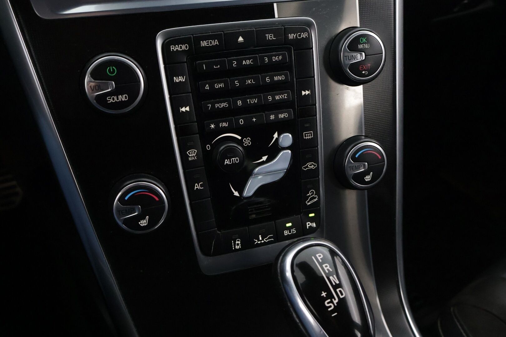 Volvo XC60 2014 D5 AWD Business R-Design aut *Webasto / ACC / BLIS / Digimittaristo / Navi / Koukku / Kaistavahti* - Suomi-auto / 2 renkaat / Hyvin huollettu* - HULLUT JOULUT KORKOTARJOUS 2,49% 