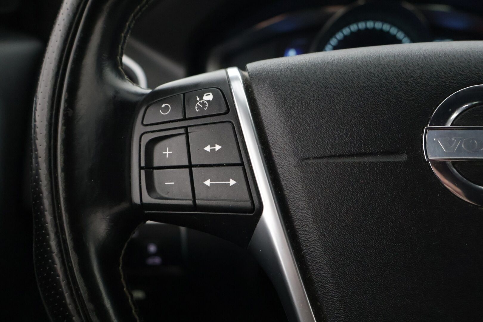 Volvo XC60 2014 D5 AWD Business R-Design aut *Webasto / ACC / BLIS / Digimittaristo / Navi / Koukku / Kaistavahti* - Suomi-auto / 2 renkaat / Hyvin huollettu* - HULLUT JOULUT KORKOTARJOUS 2,49% 