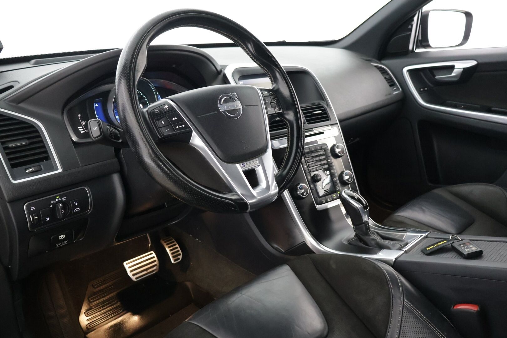 Volvo XC60 2014 D5 AWD Business R-Design aut *Webasto / ACC / BLIS / Digimittaristo / Navi / Koukku / Kaistavahti* - Suomi-auto / 2 renkaat / Hyvin huollettu* - HULLUT JOULUT KORKOTARJOUS 2,49% 