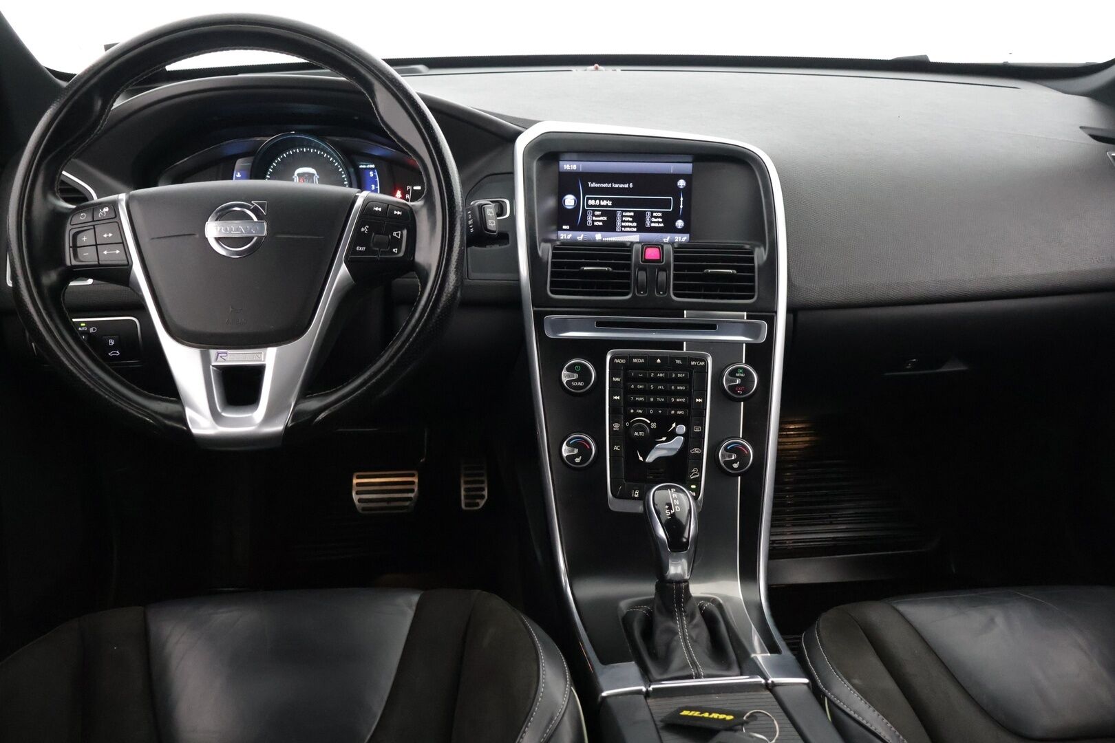 Volvo XC60 2014 D5 AWD Business R-Design aut *Webasto / ACC / BLIS / Digimittaristo / Navi / Koukku / Kaistavahti* - Suomi-auto / 2 renkaat / Hyvin huollettu* - HULLUT JOULUT KORKOTARJOUS 2,49% 