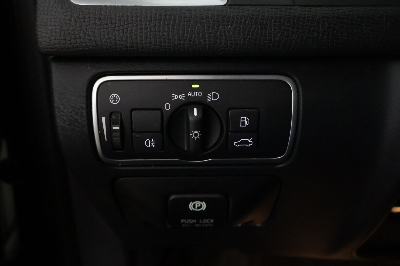 Volvo XC60 2014 D5 AWD Business R-Design aut *Webasto / ACC / BLIS / Digimittaristo / Navi / Koukku / Kaistavahti* - Suomi-auto / 2 renkaat / Hyvin huollettu* - HULLUT JOULUT KORKOTARJOUS 2,49% 