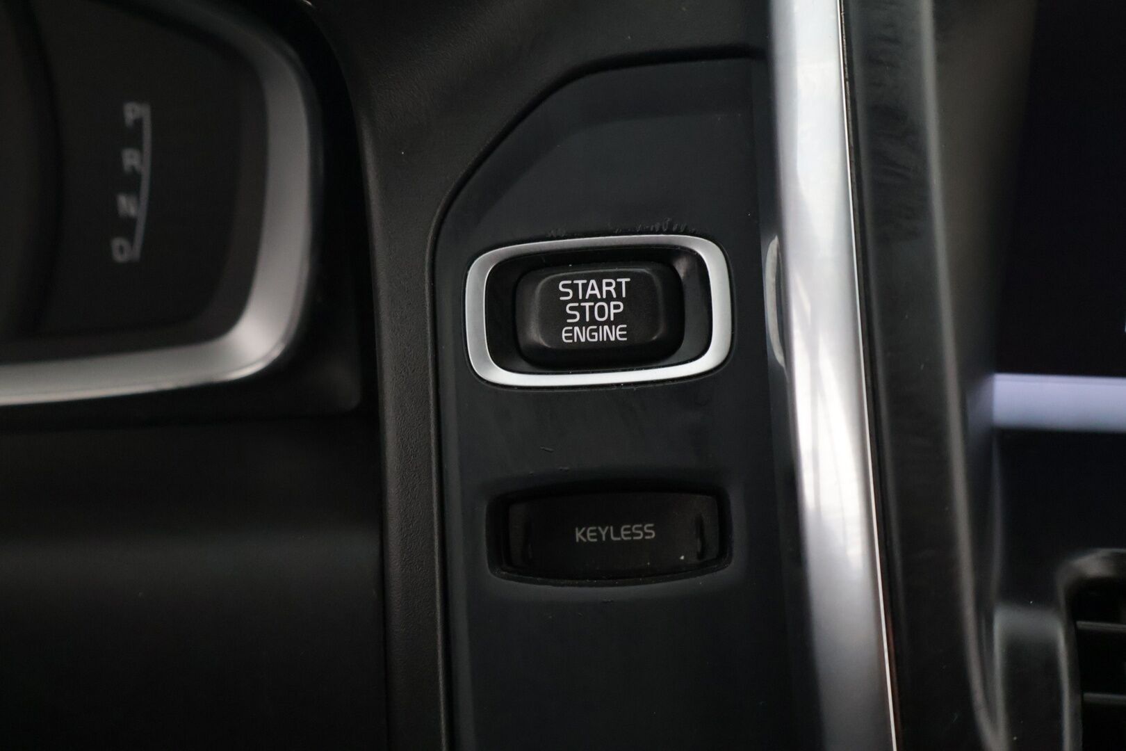 Volvo XC60 2014 D5 AWD Business R-Design aut *Webasto / ACC / BLIS / Digimittaristo / Navi / Koukku / Kaistavahti* - Suomi-auto / 2 renkaat / Hyvin huollettu* - HULLUT JOULUT KORKOTARJOUS 2,49% 