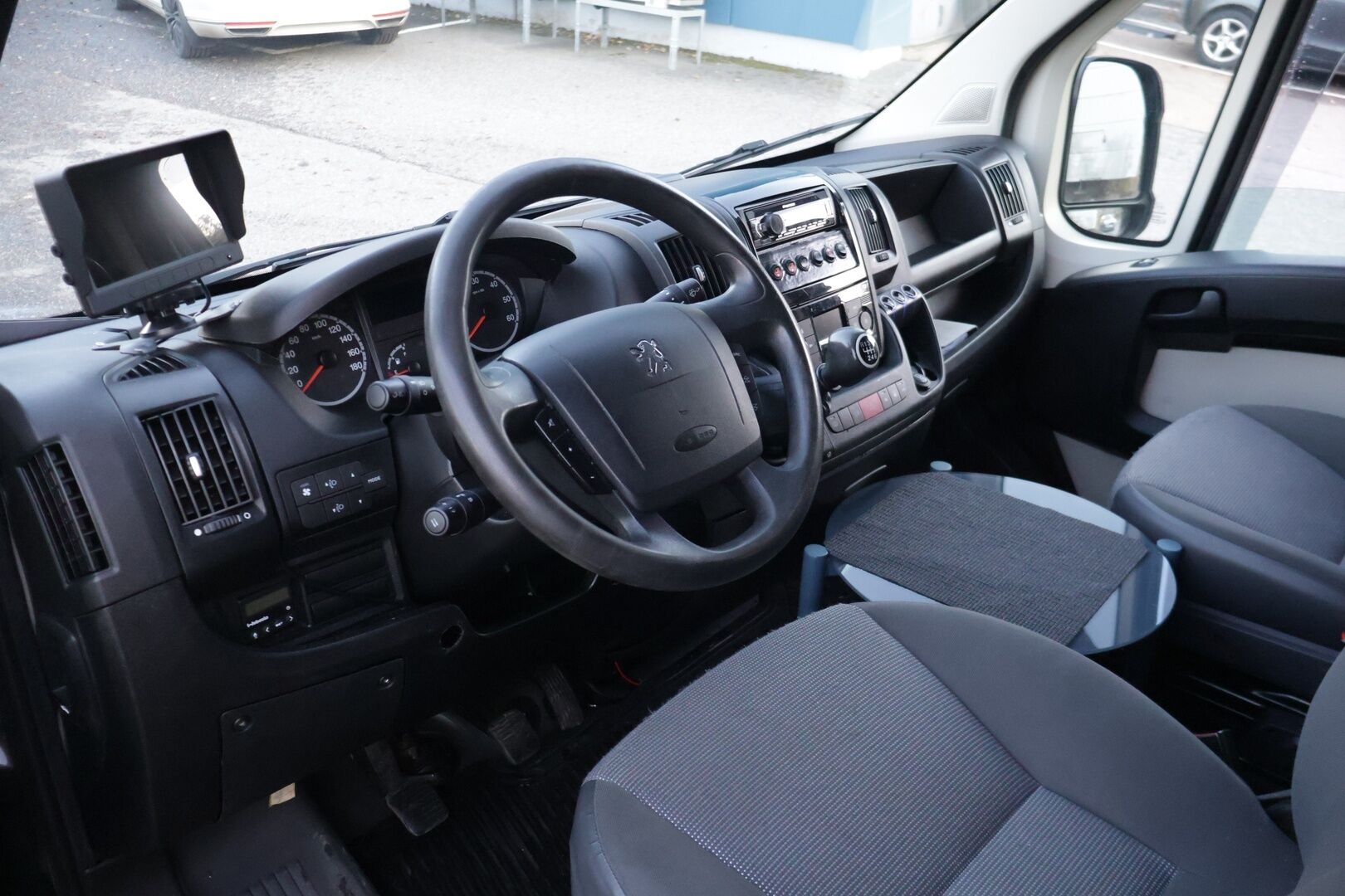 Peugeot Boxer 2014 335 L3H2 HDi 150 FAP - | Matkailuauto | 2x Webasto | Nukkumapaikat 3:lle | Jääkappi | Mikro | Televisio | Wc | Vetokoukku | Ulkovalopaketti | - KORKO VAIN 3,99 %