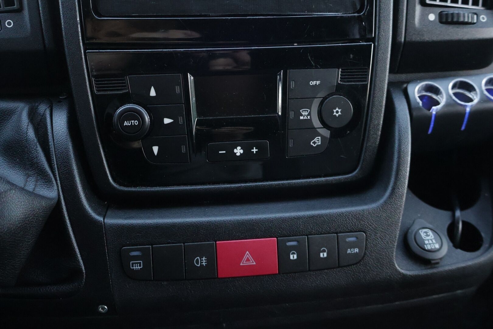 Peugeot Boxer 2014 335 L3H2 HDi 150 FAP - | Matkailuauto | 2x Webasto | Nukkumapaikat 3:lle | Jääkappi | Mikro | Televisio | Wc | Vetokoukku | Ulkovalopaketti | - KORKO VAIN 3,99 %