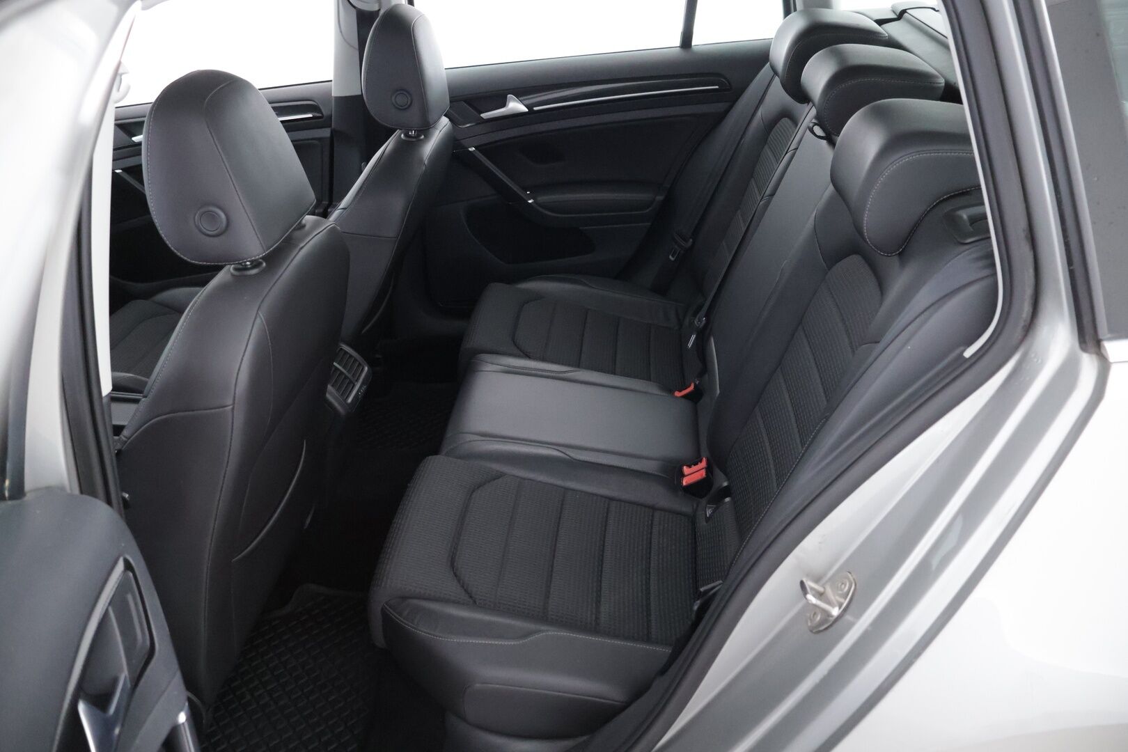 Volkswagen Golf 2014 Variant Highline 2,0 TDI 110 kW (150 hv) BlueMotion Technology DSG-automaatti - Suomiauto | Hieronta | LED | Lohko & Sisäpistoke | Vakkari | Puolinahkasisusta | Juuri tullut Tampereelle!