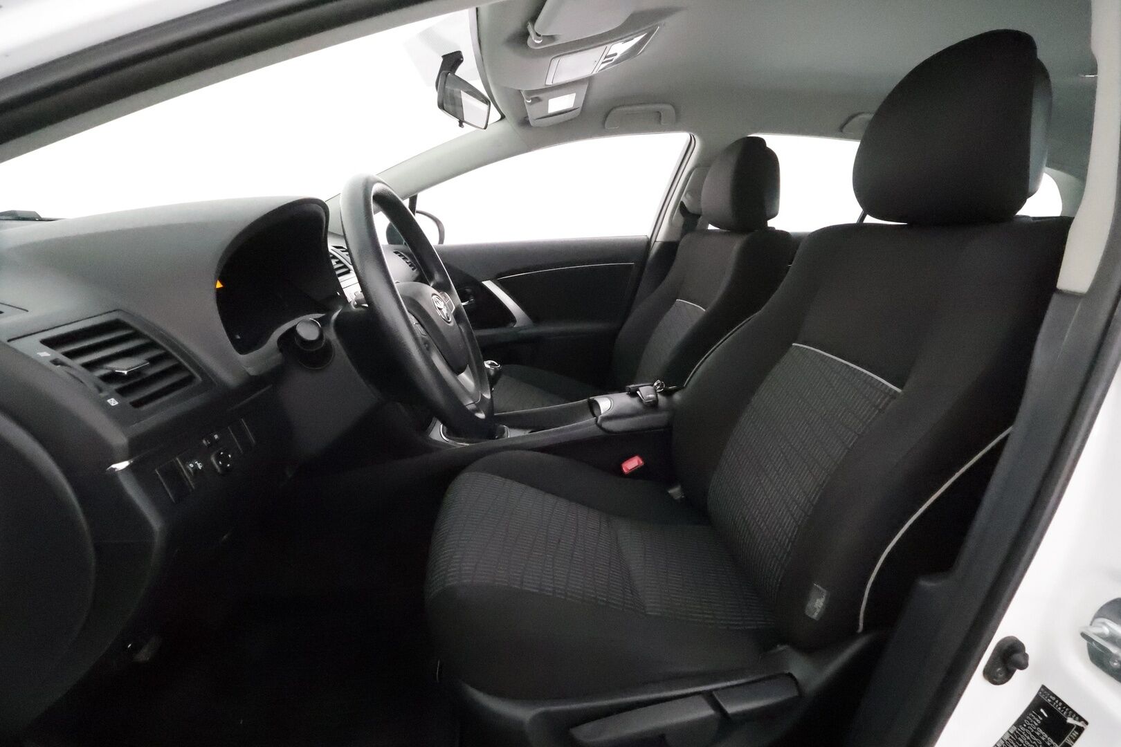 Toyota Avensis 2014 1,6 Valvematic Life Edition Wagon *Suomi-auto / Radio / Ilmastointi / Penkinlämmittimet / 2x Renkaat*