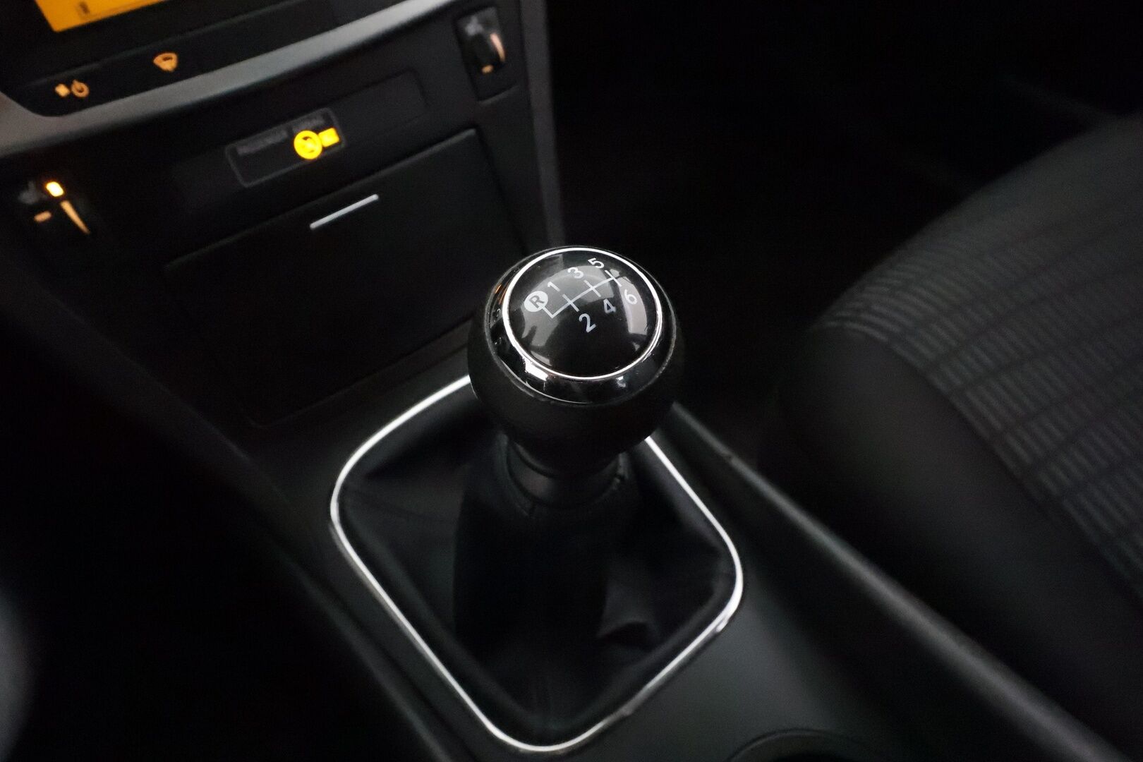 Toyota Avensis 2014 1,6 Valvematic Life Edition Wagon *Suomi-auto / Radio / Ilmastointi / Penkinlämmittimet / 2x Renkaat* - HULLU BLACKWEEK KORKOTARJOUS 2,49%