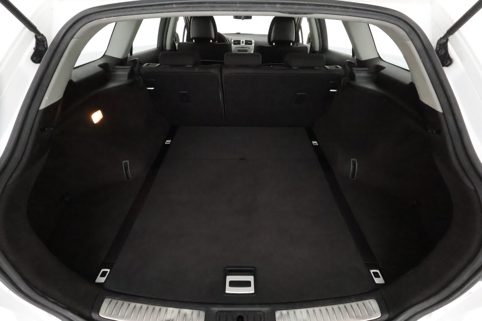Toyota Avensis 2014 1,6 Valvematic Life Edition Wagon *Suomi-auto / Radio / Ilmastointi / Penkinlämmittimet / 2x Renkaat*