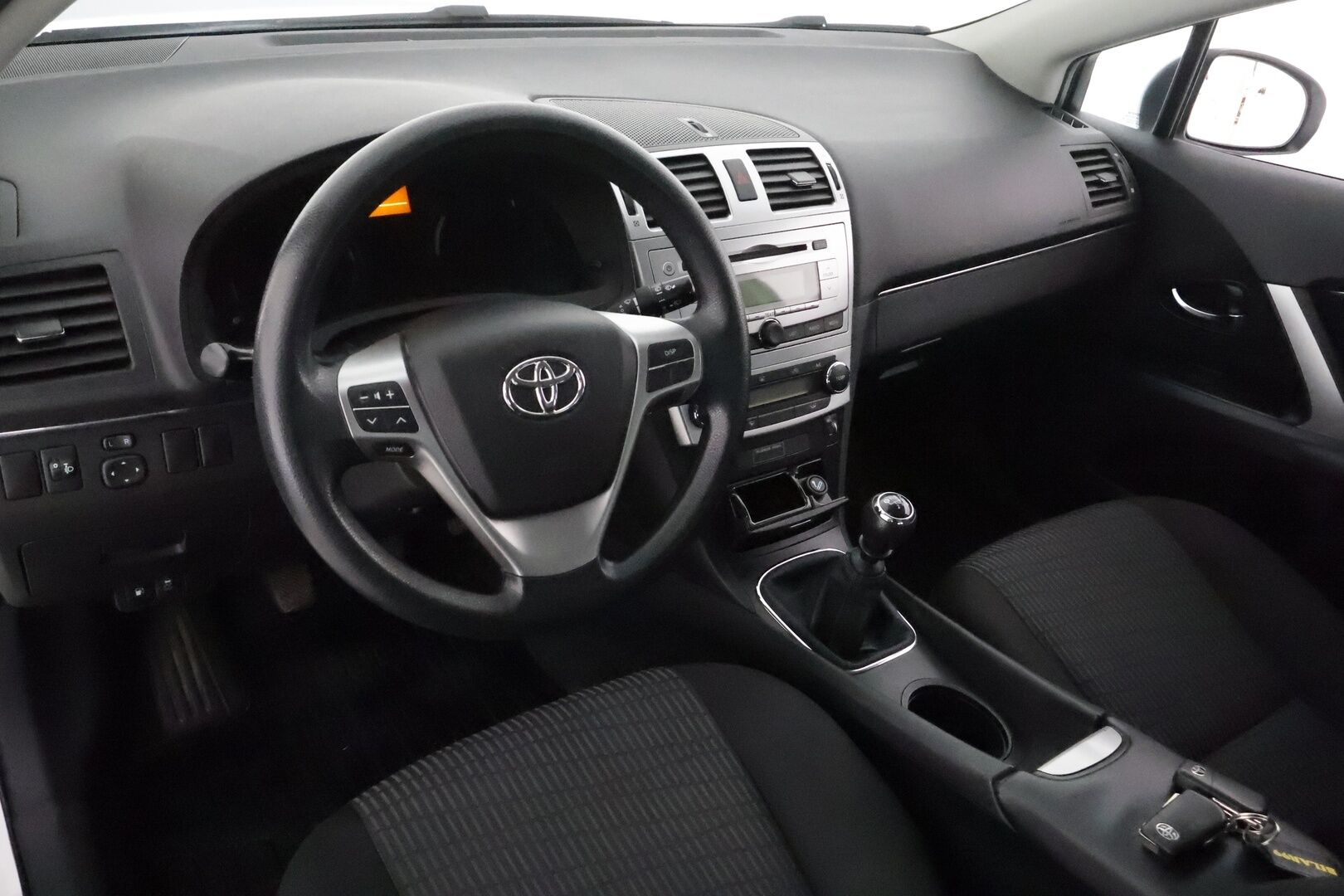 Toyota Avensis 2014 1,6 Valvematic Life Edition Wagon *Suomi-auto / Radio / Ilmastointi / Penkinlämmittimet / 2x Renkaat*