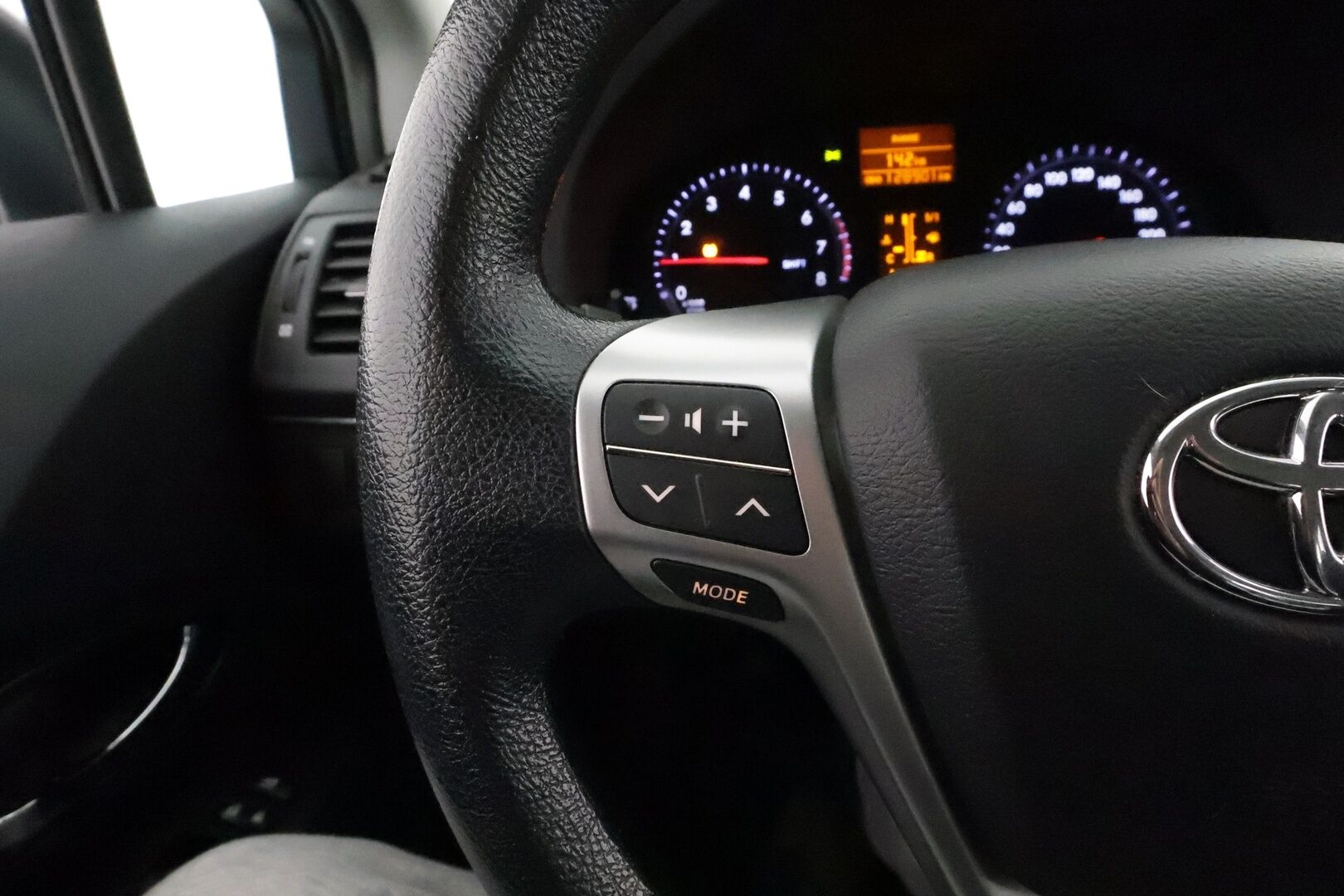 Toyota Avensis 2014 1,6 Valvematic Life Edition Wagon *Suomi-auto / Radio / Ilmastointi / Penkinlämmittimet / 2x Renkaat*