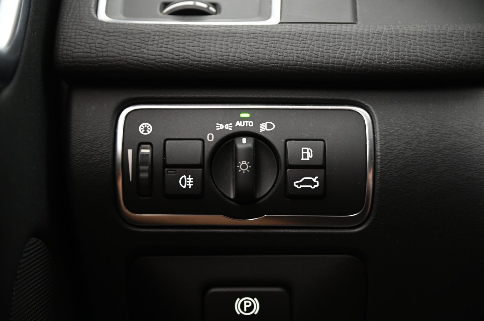 Volvo XC60 2014 D5 AWD Summum aut *Webasto / BLIS / ACC / KeyLessGo / Kamera / Nahat / Muistipenkki / Ratinlämmitin / Lasinlämmitin / S-Luukku* - Merkkihuollettu / Upeassa kunnossa / Kattavat varusteet / Hyvät renkaat!