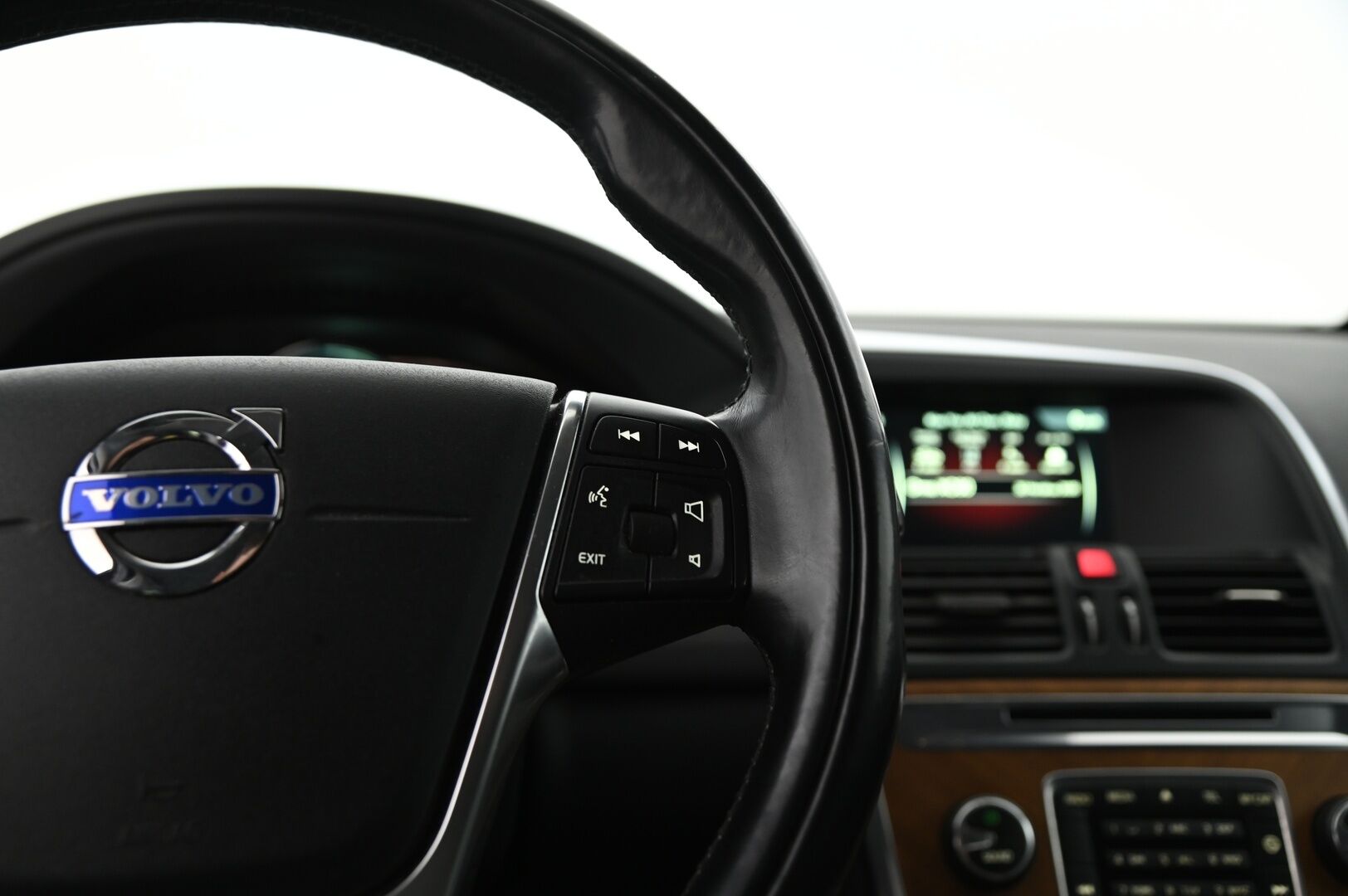 Volvo XC60 2014 D5 AWD Summum aut *Webasto / BLIS / ACC / KeyLessGo / Kamera / Nahat / Muistipenkki / Ratinlämmitin / Lasinlämmitin / S-Luukku* - Merkkihuollettu / Upeassa kunnossa / Kattavat varusteet / Hyvät renkaat!