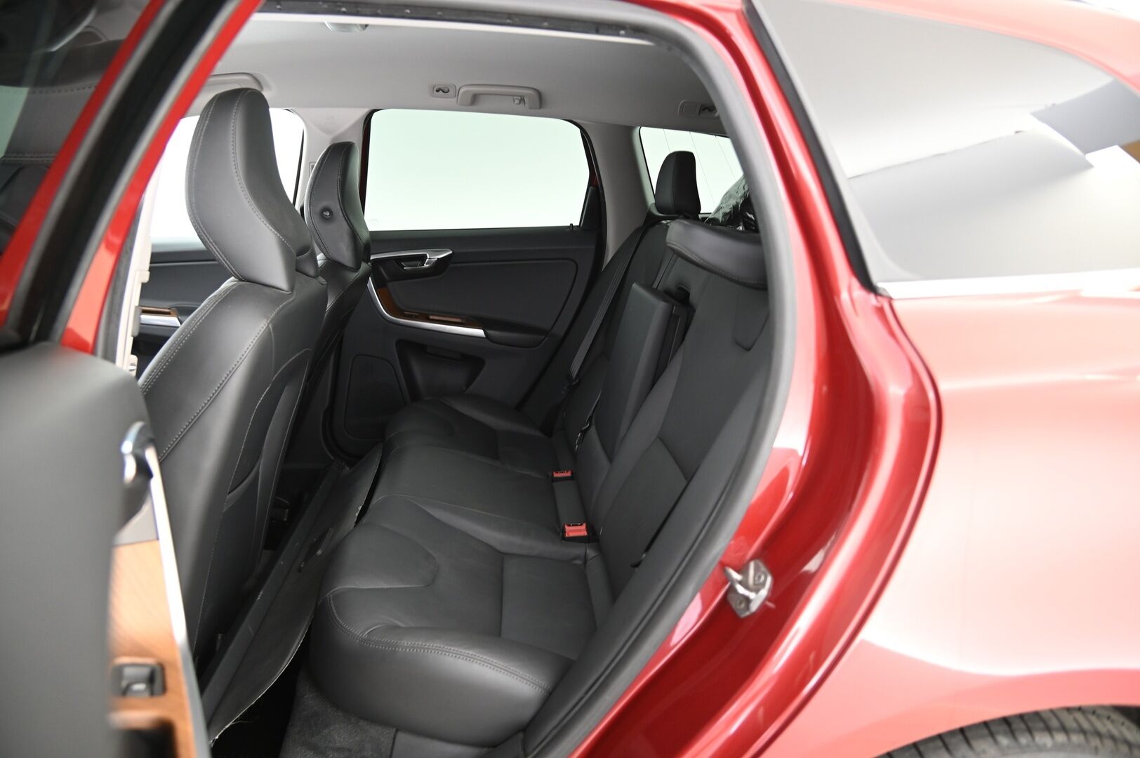 Volvo XC60 2014 D5 AWD Summum aut *Webasto / BLIS / ACC / KeyLessGo / Kamera / Nahat / Muistipenkki / Ratinlämmitin / Lasinlämmitin / S-Luukku* - Merkkihuollettu / Upeassa kunnossa / Kattavat varusteet / Hyvät renkaat!
