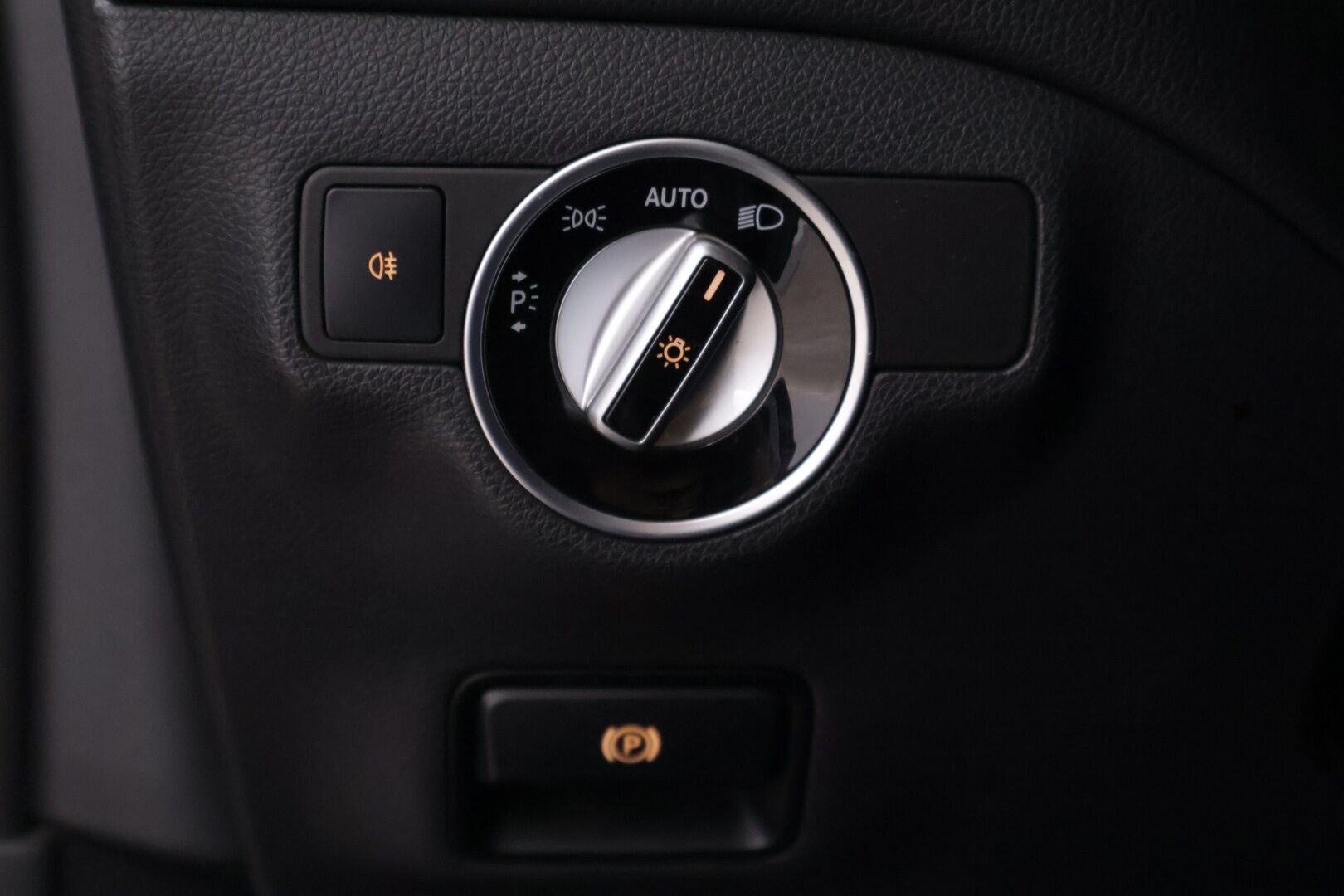 Mercedes-Benz CLA 2014 220 CDI Premium Business - | Vakkari | Kattoluukku | P.kamera | Puolinahkasisusta | Juuri huollettu! | Ei-adblue | 