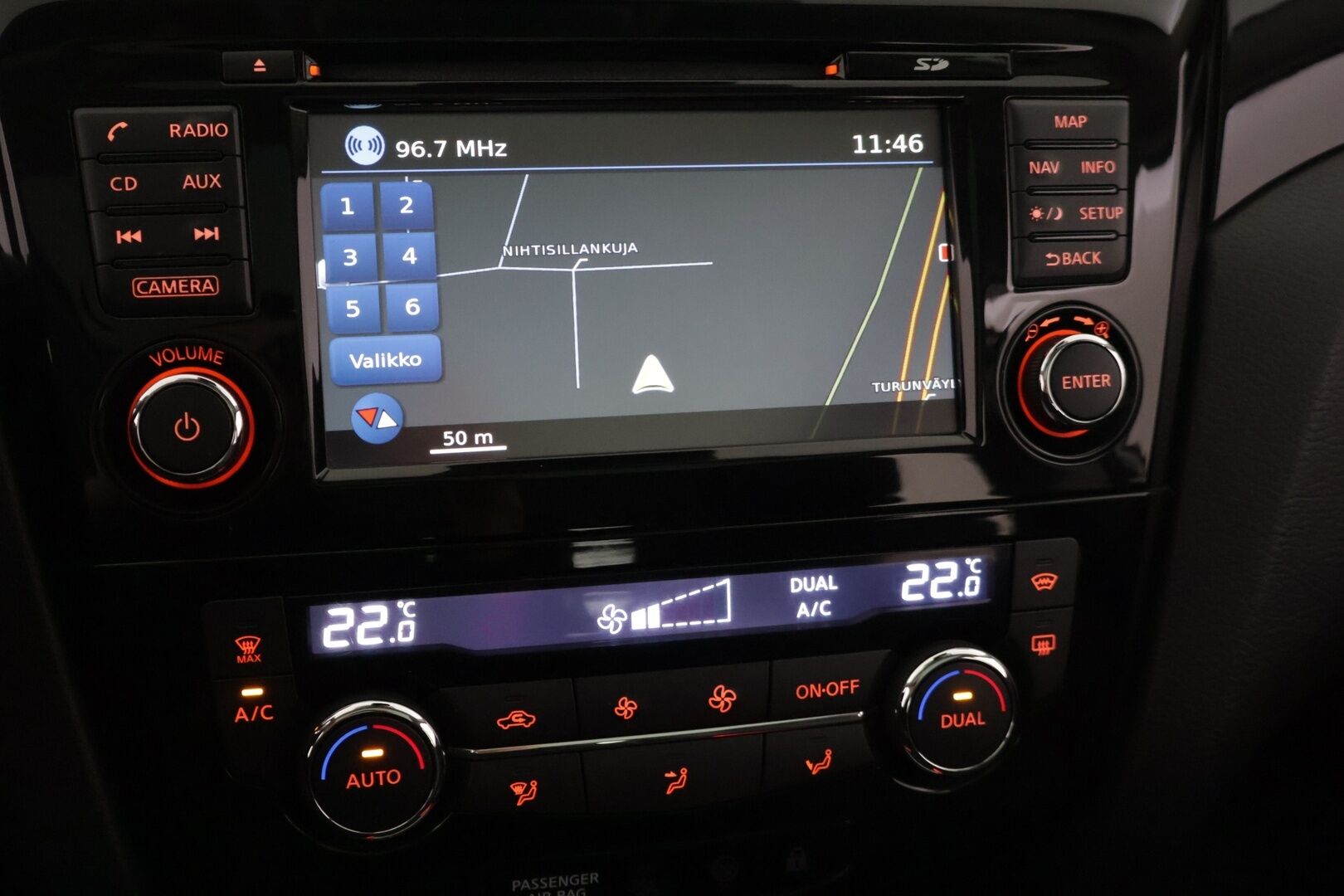 Nissan Qashqai 2014 dCi 110 Business 360 2WD 6M/T Leather ** Suomi-auto / 360 kamera / Navi / Panorama / Juuri huollettu! / Helmiäisväri! ** - Upeassa kunnossa oleva auto hyvillä varusteilla, kaksilla renkailla ja kirsikkana kakun päälle, ilman Ad-Blue järjestelmää! 