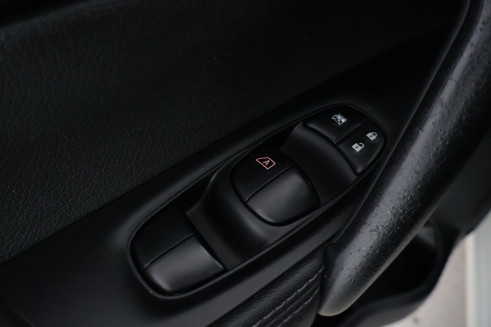 Nissan Qashqai 2014 dCi 110 Business 360 2WD 6M/T Leather ** Suomi-auto / 360 kamera / Navi / Panorama / Juuri huollettu! / Helmiäisväri! ** - Upeassa kunnossa oleva auto hyvillä varusteilla, kaksilla renkailla ja kirsikkana kakun päälle, ilman Ad-Blue järjestelmää! 