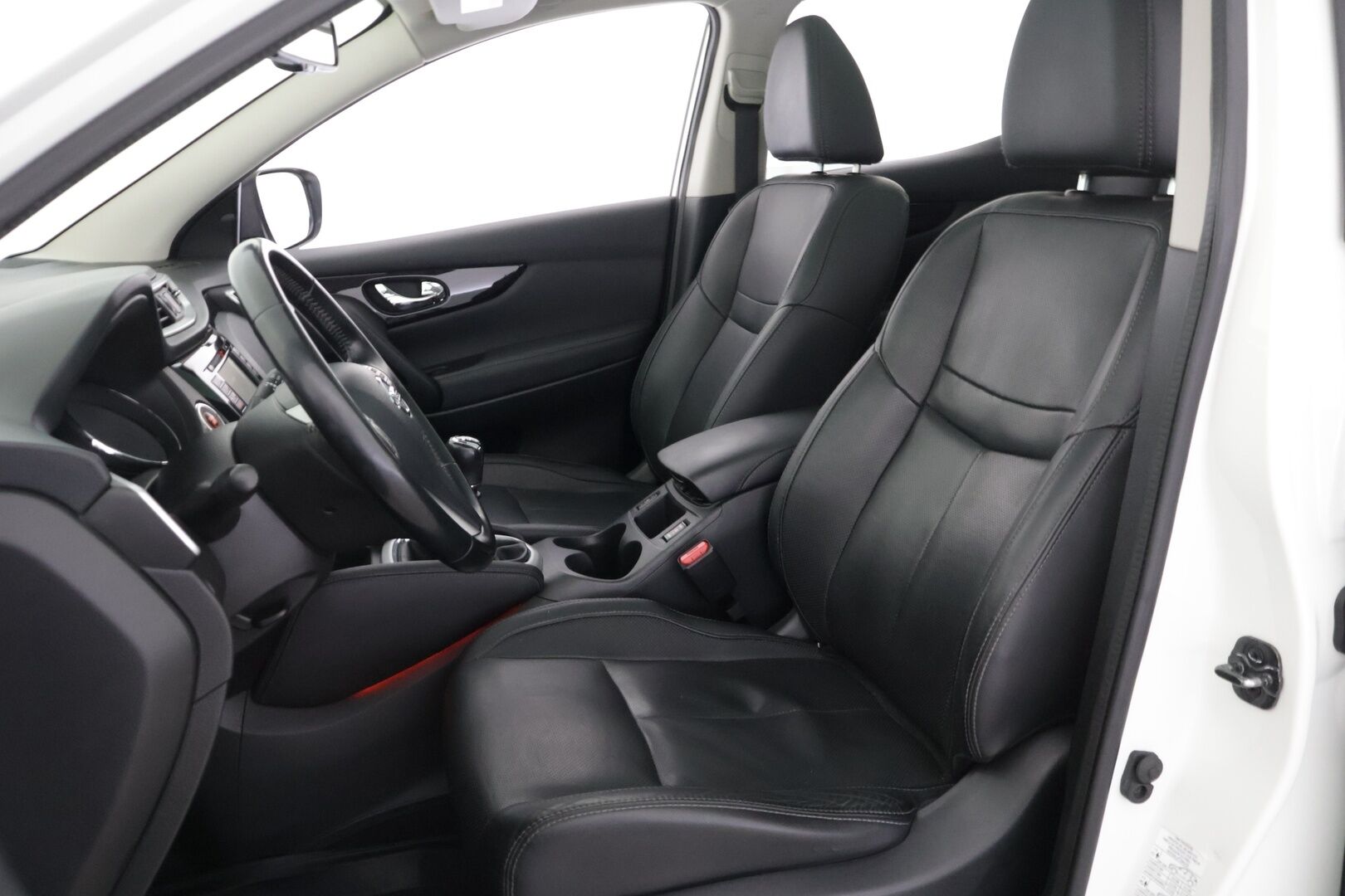 Nissan Qashqai 2014 dCi 110 Business 360 2WD 6M/T Leather ** Suomi-auto / 360 kamera / Navi / Panorama / Juuri huollettu! / Helmiäisväri! ** - Upeassa kunnossa oleva auto hyvillä varusteilla, kaksilla renkailla ja kirsikkana kakun päälle, ilman Ad-Blue järjestelmää! 