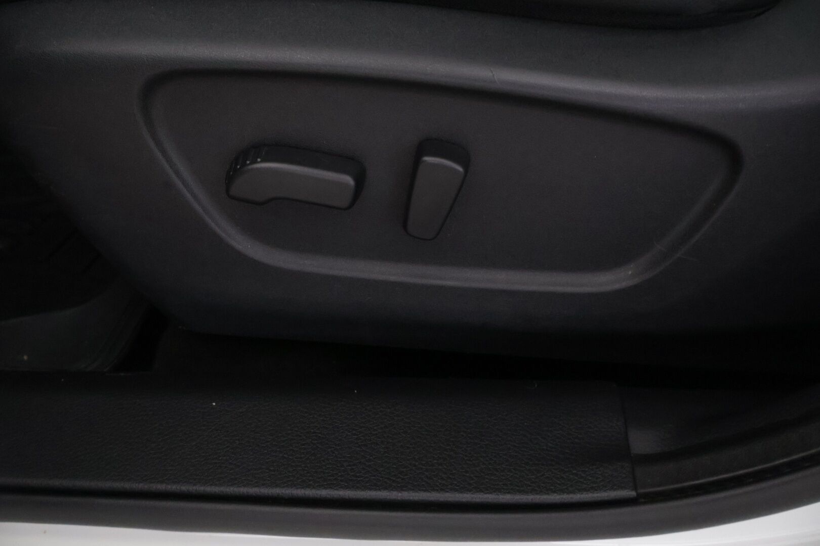 Nissan Qashqai 2014 dCi 110 Business 360 2WD 6M/T Leather ** Suomi-auto / 360 kamera / Navi / Panorama / Juuri huollettu! / Helmiäisväri! ** - Upeassa kunnossa oleva auto hyvillä varusteilla, kaksilla renkailla ja kirsikkana kakun päälle, ilman Ad-Blue järjestelmää! 