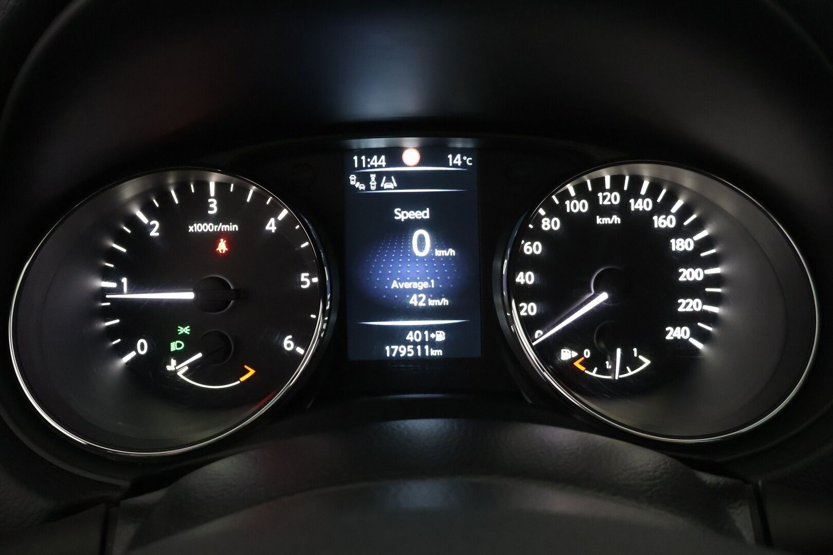 Nissan Qashqai 2014 dCi 110 Business 360 2WD 6M/T Leather ** Suomi-auto / 360 kamera / Navi / Panorama / Juuri huollettu! / Helmiäisväri! ** - Upeassa kunnossa oleva auto hyvillä varusteilla, kaksilla renkailla ja kirsikkana kakun päälle, ilman Ad-Blue järjestelmää! 