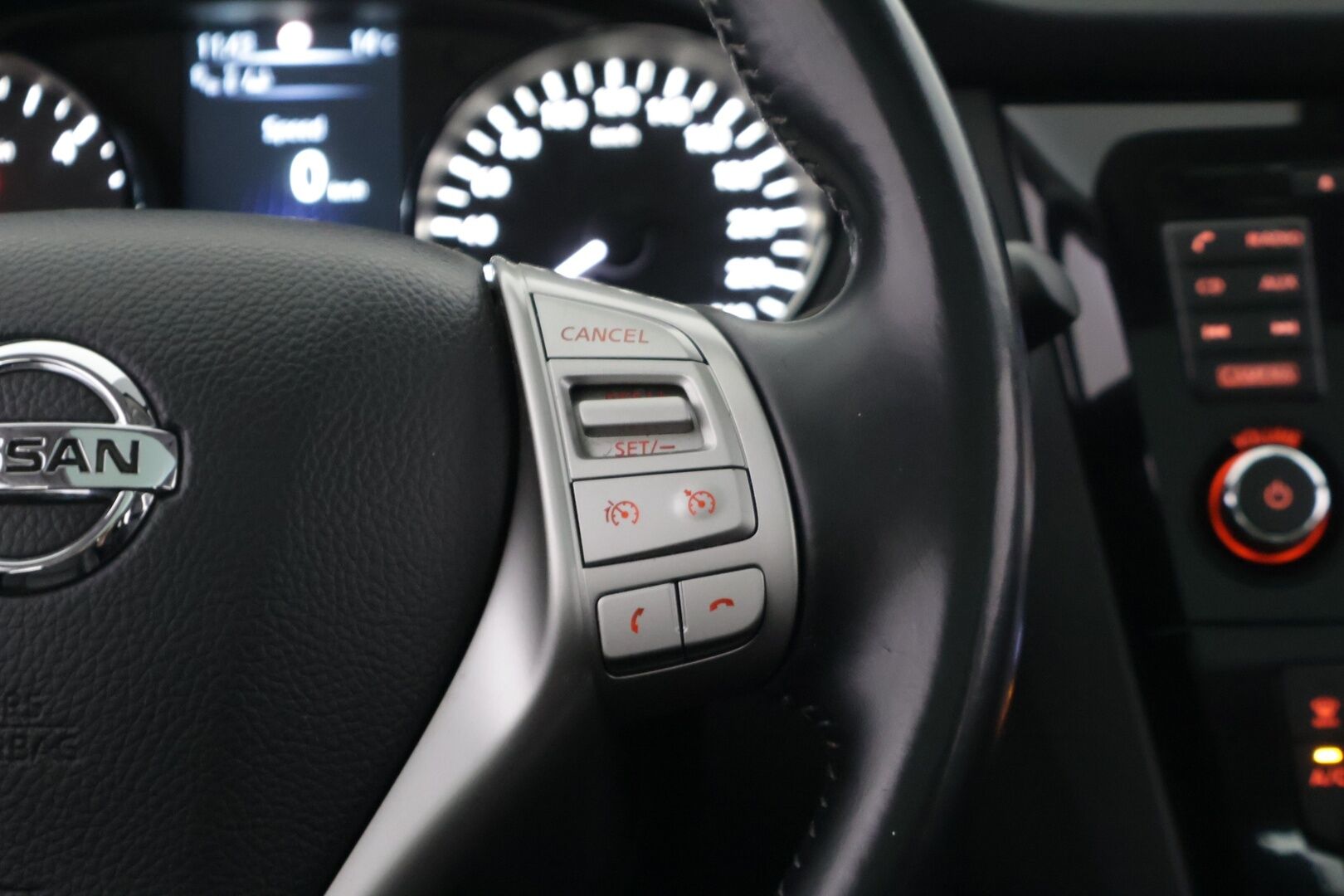 Nissan Qashqai 2014 dCi 110 Business 360 2WD 6M/T Leather ** Suomi-auto / 360 kamera / Navi / Panorama / Juuri huollettu! / Helmiäisväri! ** - Upeassa kunnossa oleva auto hyvillä varusteilla, kaksilla renkailla ja kirsikkana kakun päälle, ilman Ad-Blue järjestelmää! 