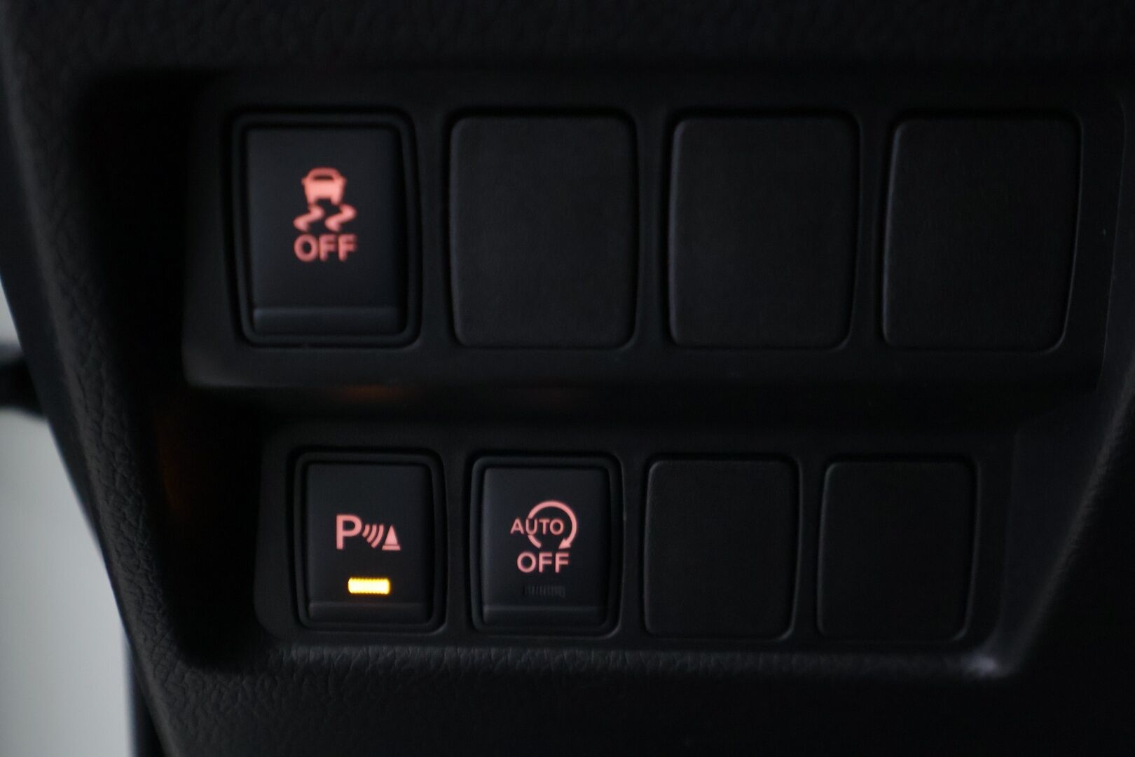 Nissan Qashqai 2014 dCi 110 Business 360 2WD 6M/T Leather ** Suomi-auto / 360 kamera / Navi / Panorama / Juuri huollettu! / Helmiäisväri! ** - Upeassa kunnossa oleva auto hyvillä varusteilla, kaksilla renkailla ja kirsikkana kakun päälle, ilman Ad-Blue järjestelmää! 