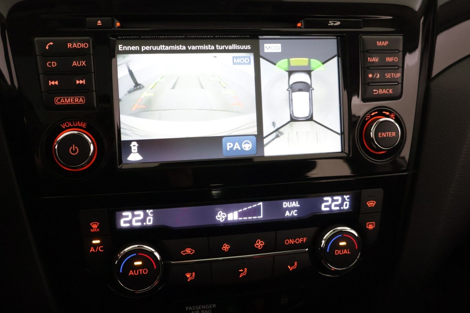 Nissan Qashqai 2014 dCi 110 Business 360 2WD 6M/T Leather ** Suomi-auto / 360 kamera / Navi / Panorama / Juuri huollettu! / Helmiäisväri! ** - Upeassa kunnossa oleva auto hyvillä varusteilla, kaksilla renkailla ja kirsikkana kakun päälle, ilman Ad-Blue järjestelmää! 