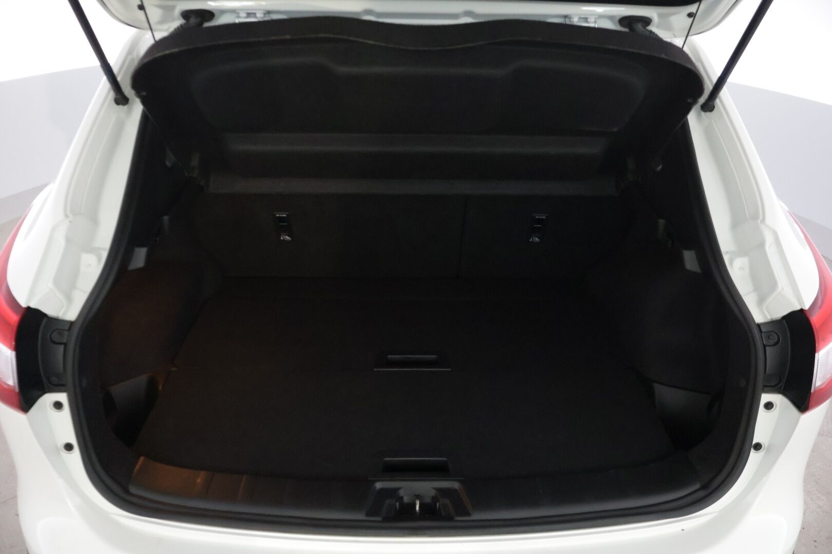 Nissan Qashqai 2014 dCi 110 Business 360 2WD 6M/T Leather ** Suomi-auto / 360 kamera / Navi / Panorama / Juuri huollettu! / Helmiäisväri! ** - Upeassa kunnossa oleva auto hyvillä varusteilla, kaksilla renkailla ja kirsikkana kakun päälle, ilman Ad-Blue järjestelmää! 