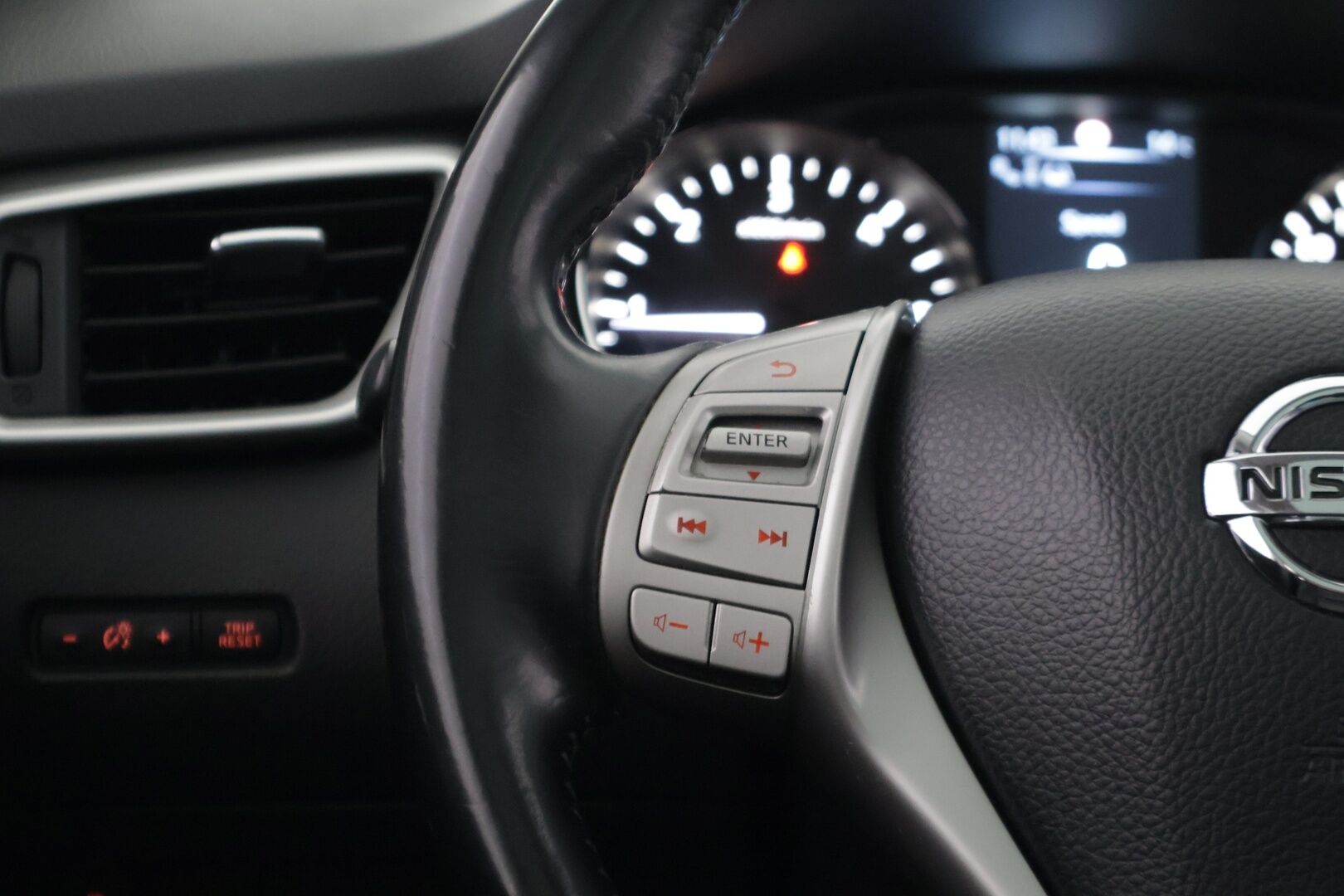 Nissan Qashqai 2014 dCi 110 Business 360 2WD 6M/T Leather ** Suomi-auto / 360 kamera / Navi / Panorama / Juuri huollettu! / Helmiäisväri! ** - Upeassa kunnossa oleva auto hyvillä varusteilla, kaksilla renkailla ja kirsikkana kakun päälle, ilman Ad-Blue järjestelmää! 