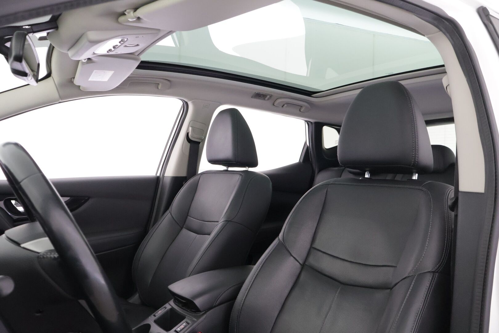 Nissan Qashqai 2014 dCi 110 Business 360 2WD 6M/T Leather ** Suomi-auto / 360 kamera / Navi / Panorama / Juuri huollettu! / Helmiäisväri! ** - Upeassa kunnossa oleva auto hyvillä varusteilla, kaksilla renkailla ja kirsikkana kakun päälle, ilman Ad-Blue järjestelmää! 