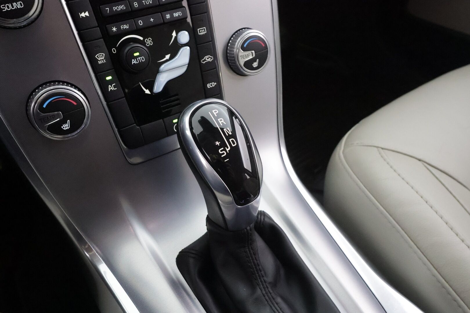 Volvo V70 2014 D4 Summum aut * Facelift / Koukku / Webasto / Vakkari / Navi / Muistipenkki / P.tutkat * - Suomi-auto