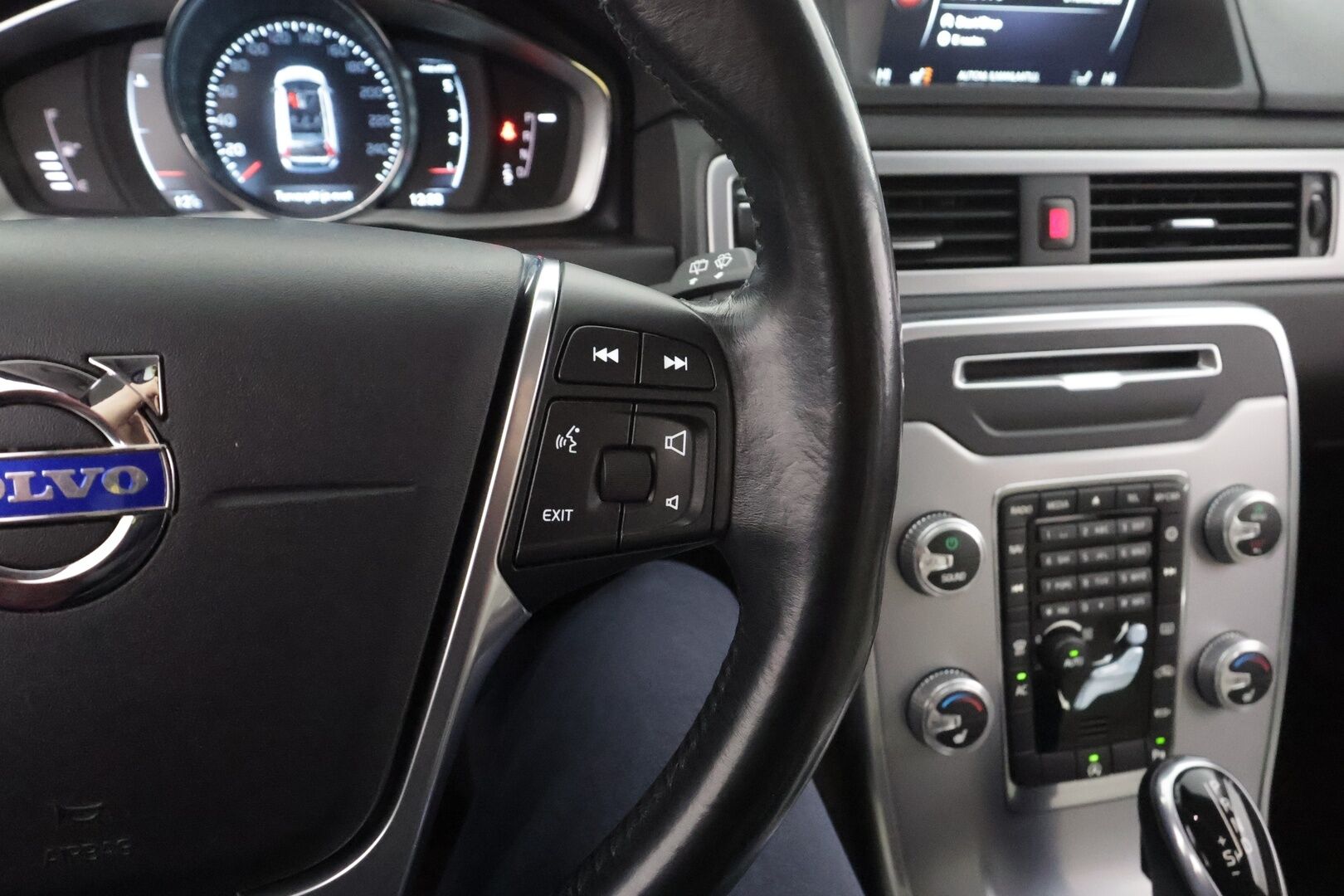 Volvo V70 2014 D4 Summum aut * Facelift / Koukku / Webasto / Vakkari / Navi / Muistipenkki / P.tutkat * - Suomi-auto