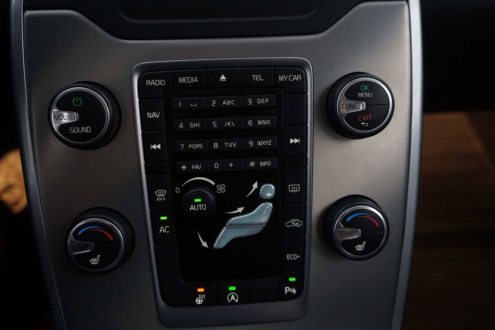 Volvo V70 2014 D4 Business Summum aut *Suomi-auto / Voc / Webasto / Navi / Nahat / KeyLessGo / Xenon / Koukku*