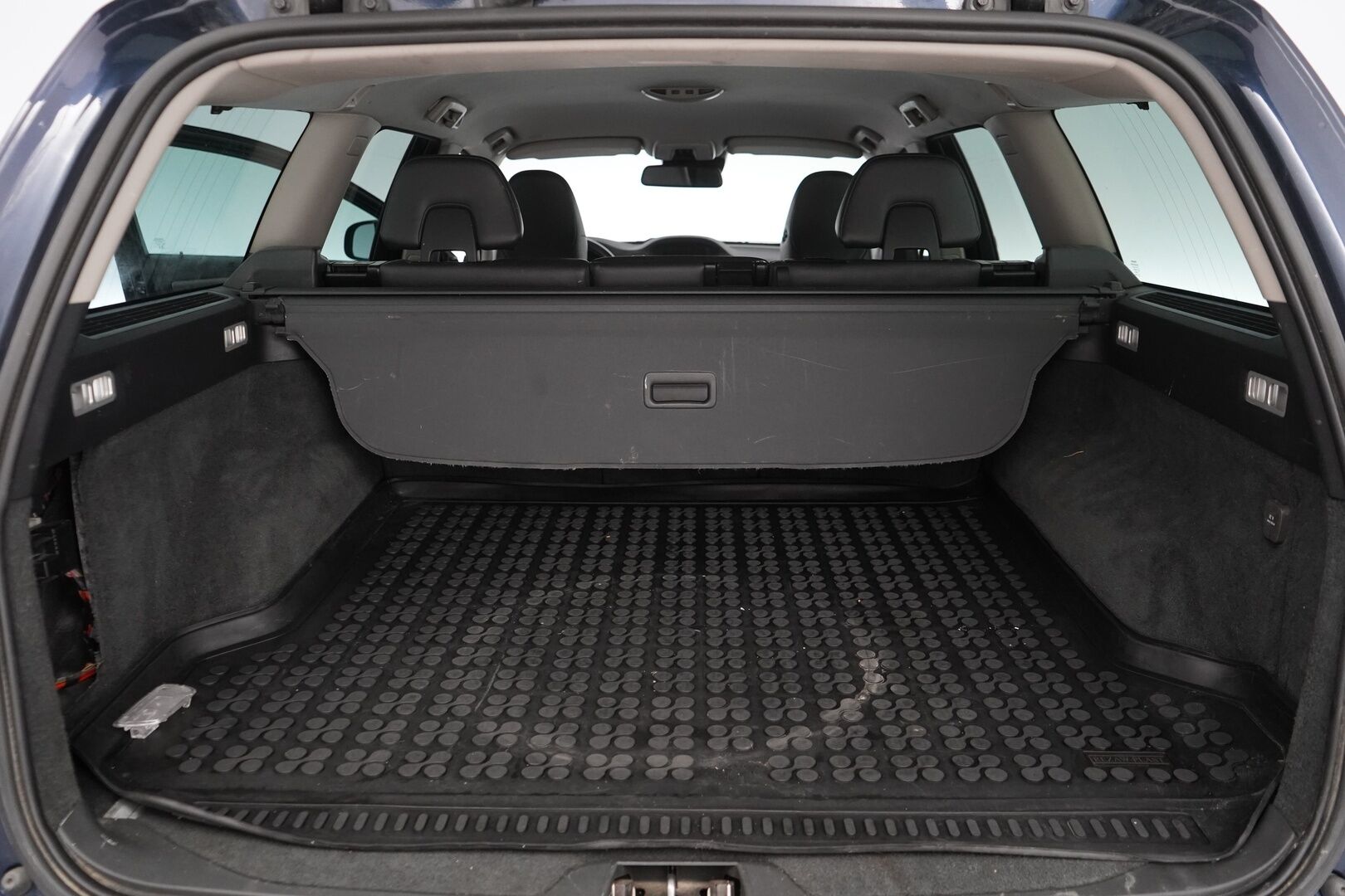 Volvo V70 2014 D4 Business Summum aut *Suomi-auto / Voc / Webasto / Navi / Nahat / KeyLessGo / Xenon / Koukku*
