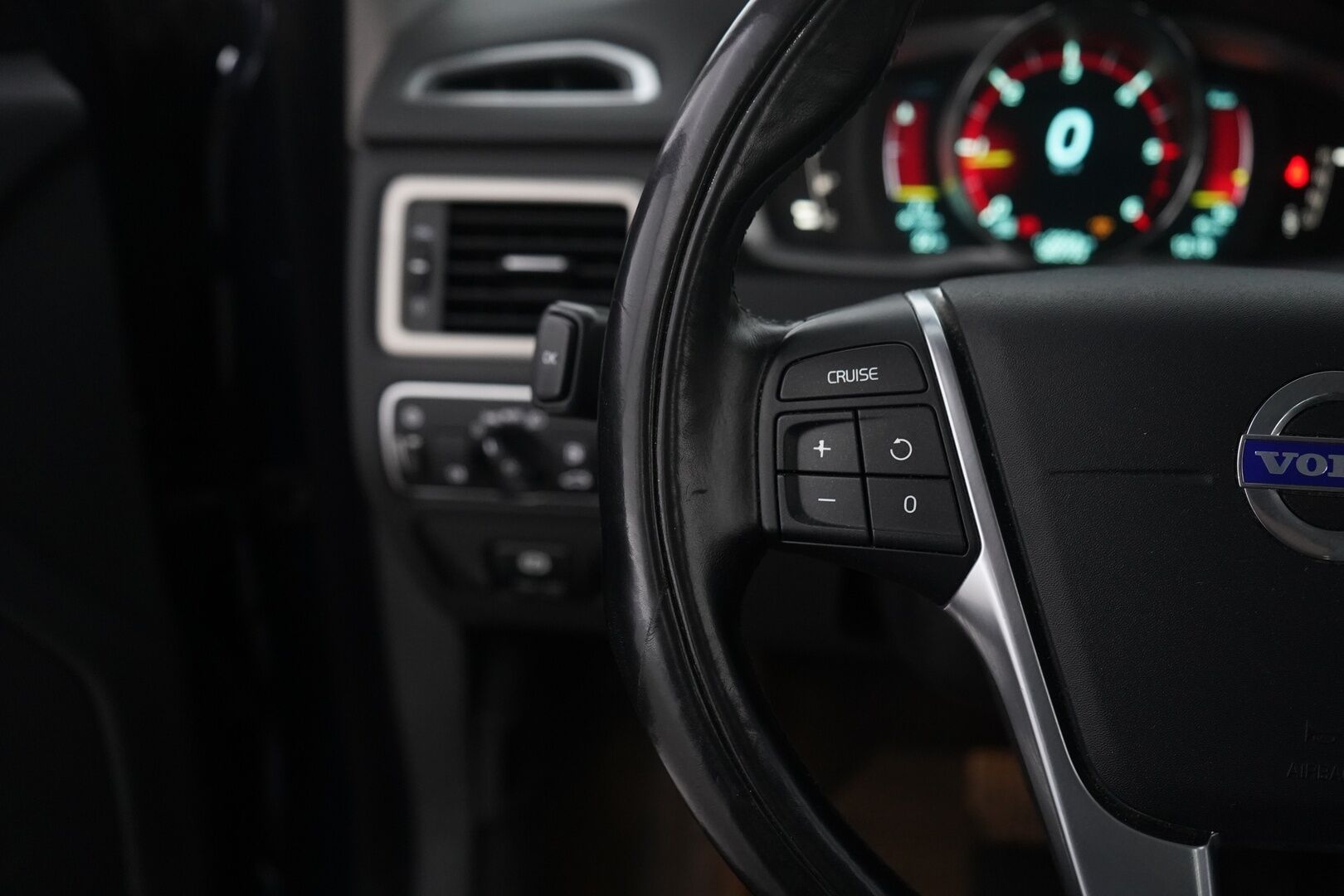 Volvo V70 2014 D4 Business Summum aut *Suomi-auto / Voc / Webasto / Navi / Nahat / KeyLessGo / Xenon / Koukku*