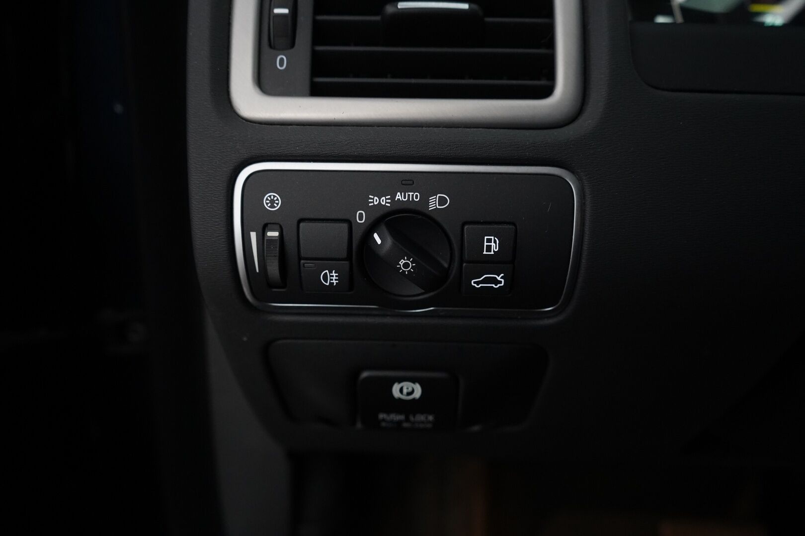 Volvo V70 2014 D4 Business Summum aut *Suomi-auto / Voc / Webasto / Navi / Nahat / KeyLessGo / Xenon / Koukku*
