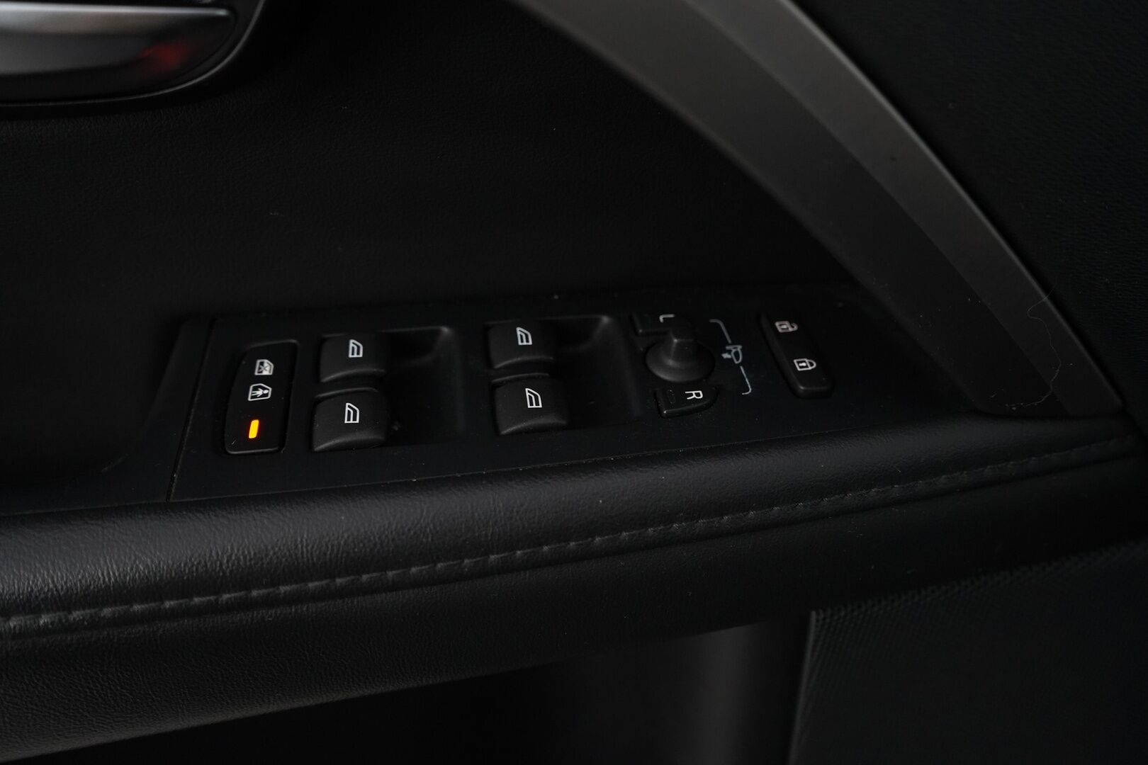 Volvo V70 2014 D4 Business Summum aut *Suomi-auto / Voc / Webasto / Navi / Nahat / KeyLessGo / Xenon / Koukku*