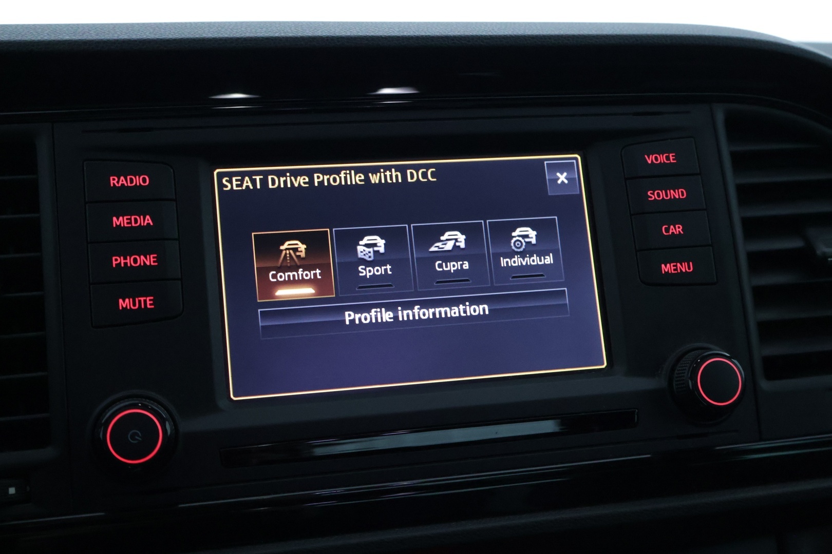 Seat Leon SC 2014 2,0 TSI 280 Cupra * Xenon / Urheiluistuimet / Upea yksilö * - Kytkin vaihdettu / Jarrulevyt ja palat joka nurkkaan / Iskarit vaihdettu *