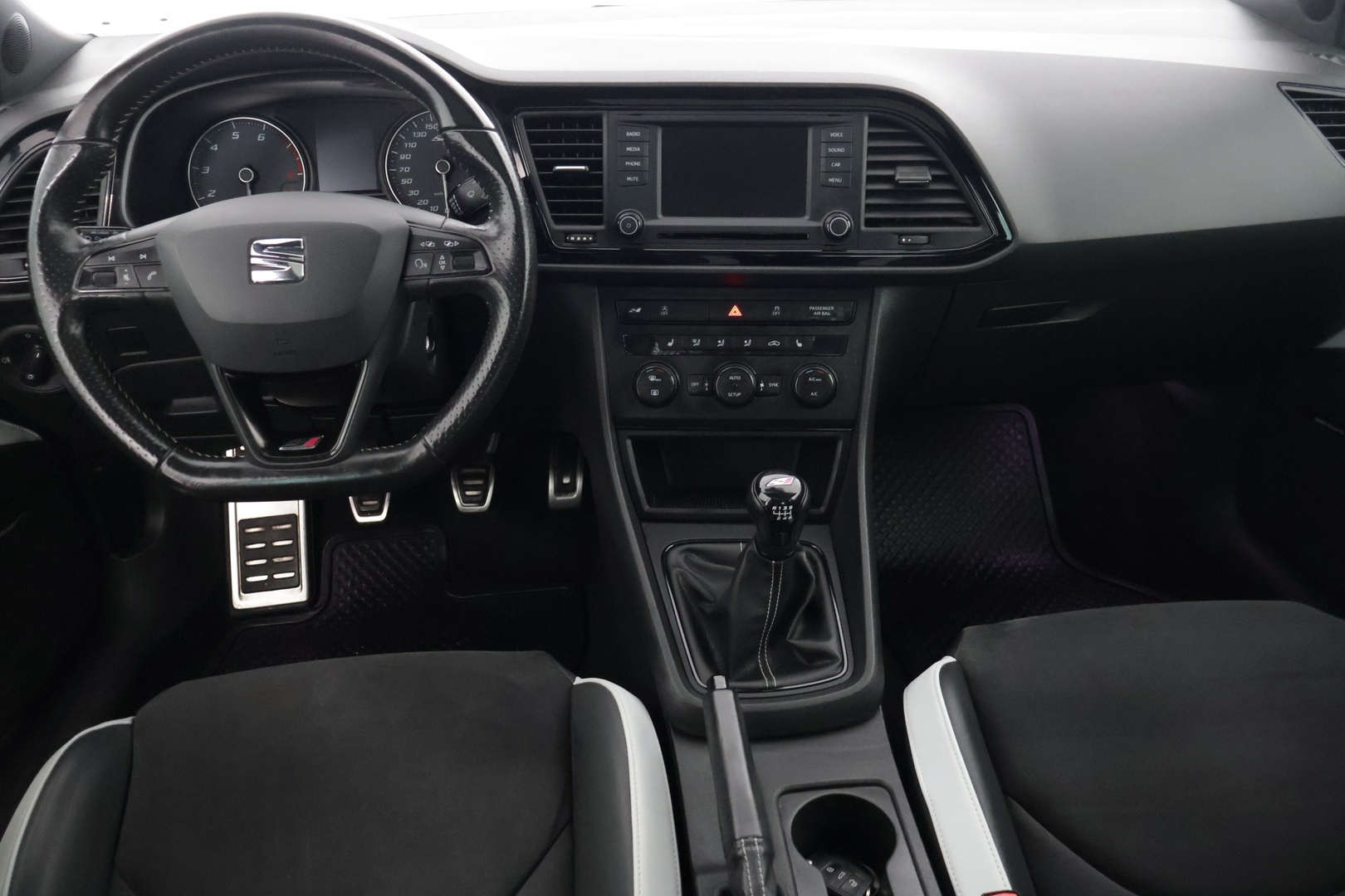 Seat Leon SC 2014 2,0 TSI 280 Cupra * Xenon / Urheiluistuimet / Upea yksilö * - Kytkin vaihdettu / Jarrulevyt ja palat joka nurkkaan / Iskarit vaihdettu *