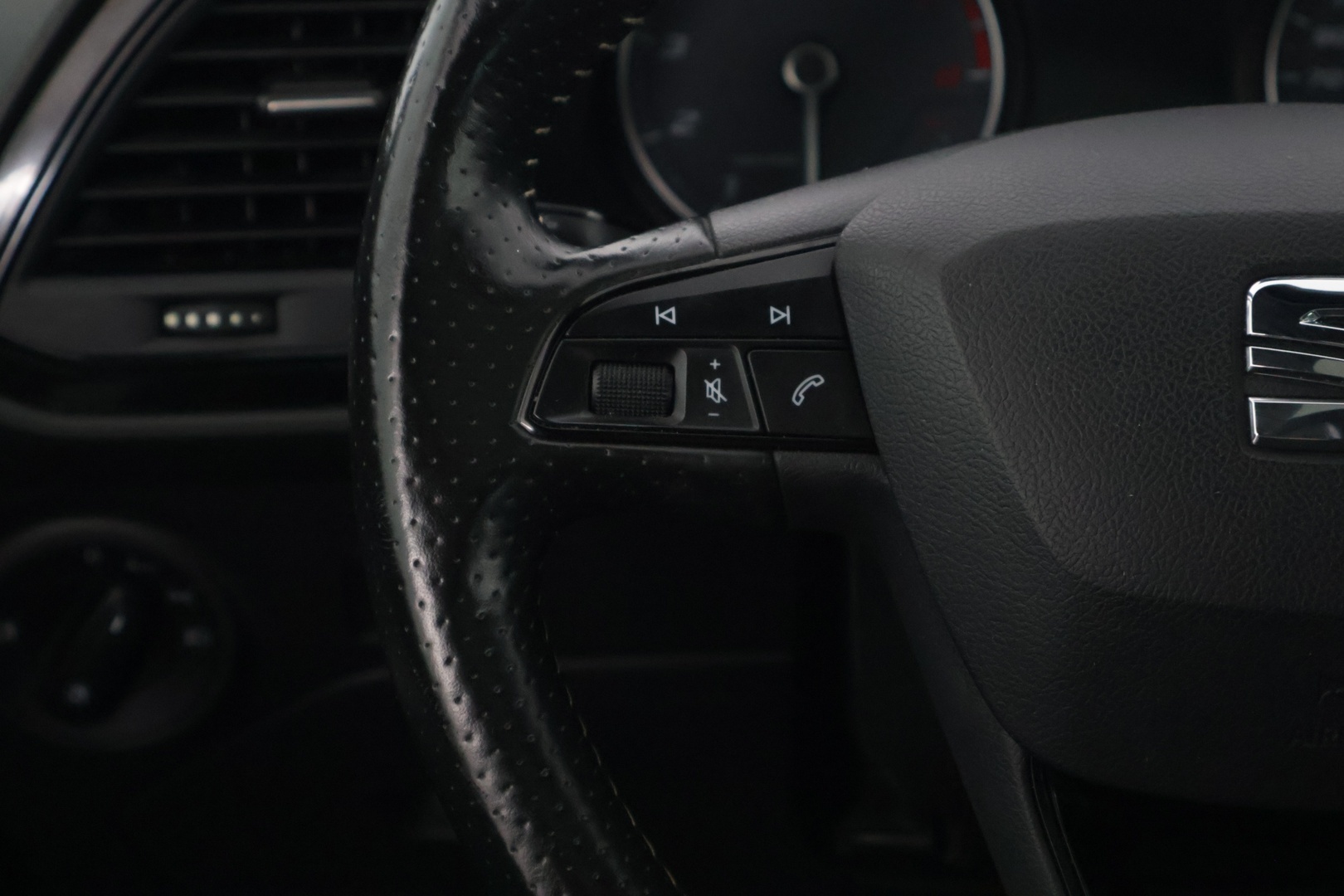 Seat Leon SC 2014 2,0 TSI 280 Cupra * Xenon / Urheiluistuimet / Upea yksilö * - Kytkin vaihdettu / Jarrulevyt ja palat joka nurkkaan / Iskarit vaihdettu *