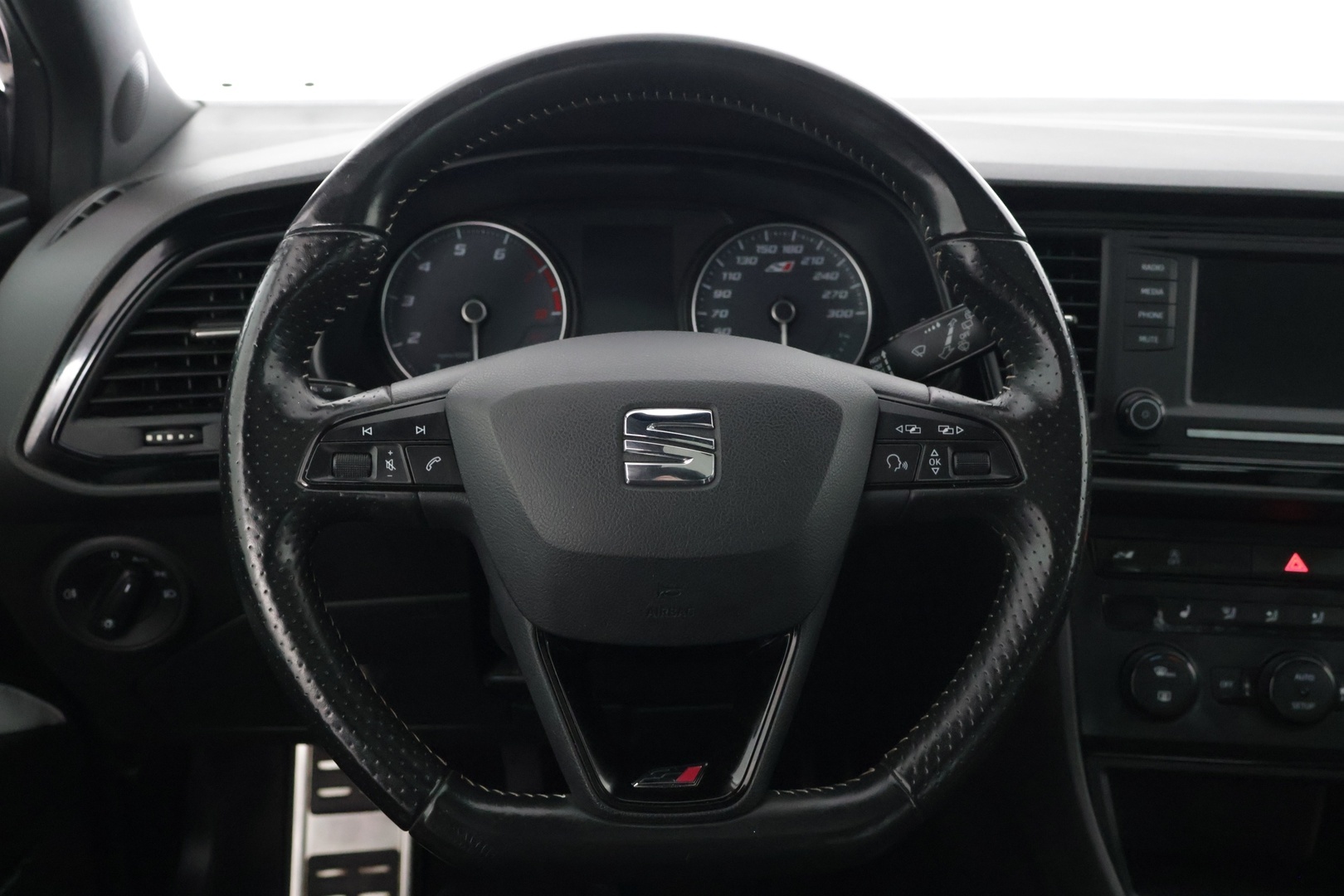 Seat Leon SC 2014 2,0 TSI 280 Cupra * Xenon / Urheiluistuimet / Upea yksilö * - Kytkin vaihdettu / Jarrulevyt ja palat joka nurkkaan / Iskarit vaihdettu *