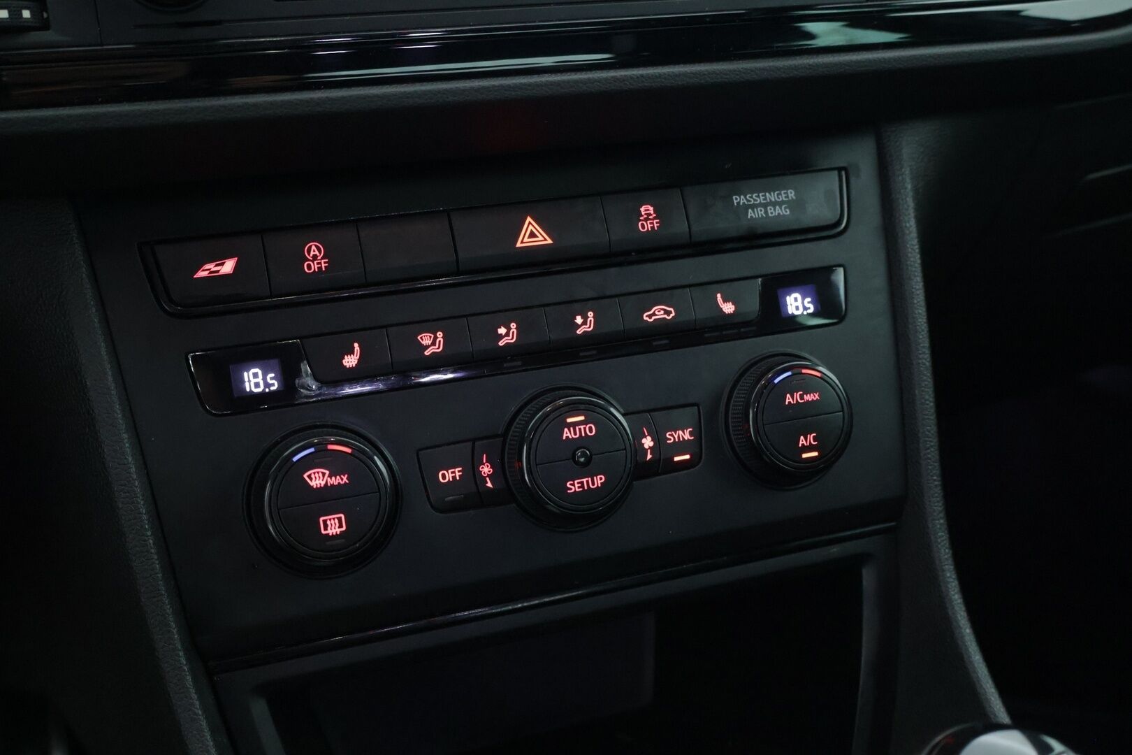 Seat Leon SC 2014 2,0 TSI 280 Cupra * Xenon / Urheiluistuimet / Upea yksilö * - Kytkin vaihdettu / Jarrulevyt ja palat joka nurkkaan / Iskarit vaihdettu *