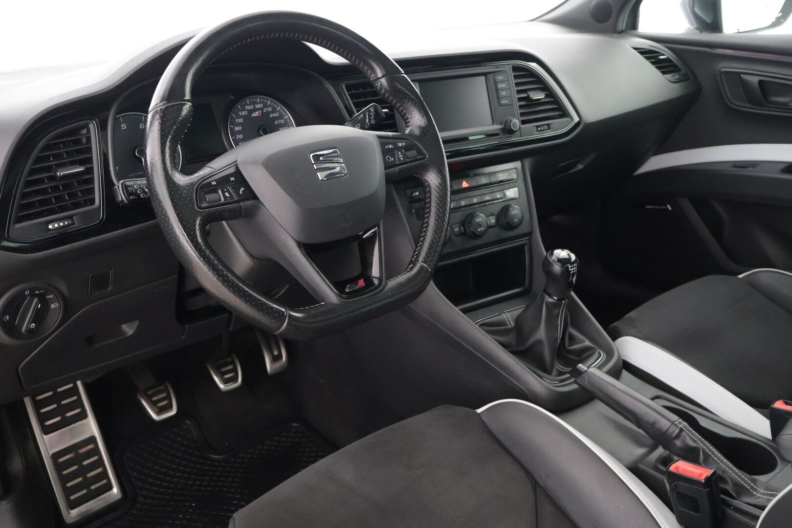 Seat Leon SC 2014 2,0 TSI 280 Cupra * Xenon / Urheiluistuimet / Upea yksilö * - Kytkin vaihdettu / Jarrulevyt ja palat joka nurkkaan / Iskarit vaihdettu *